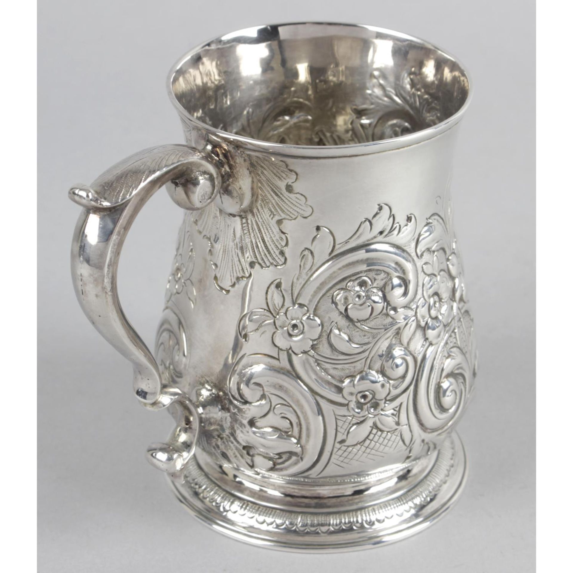 An early George III silver mug, - Image 2 of 3