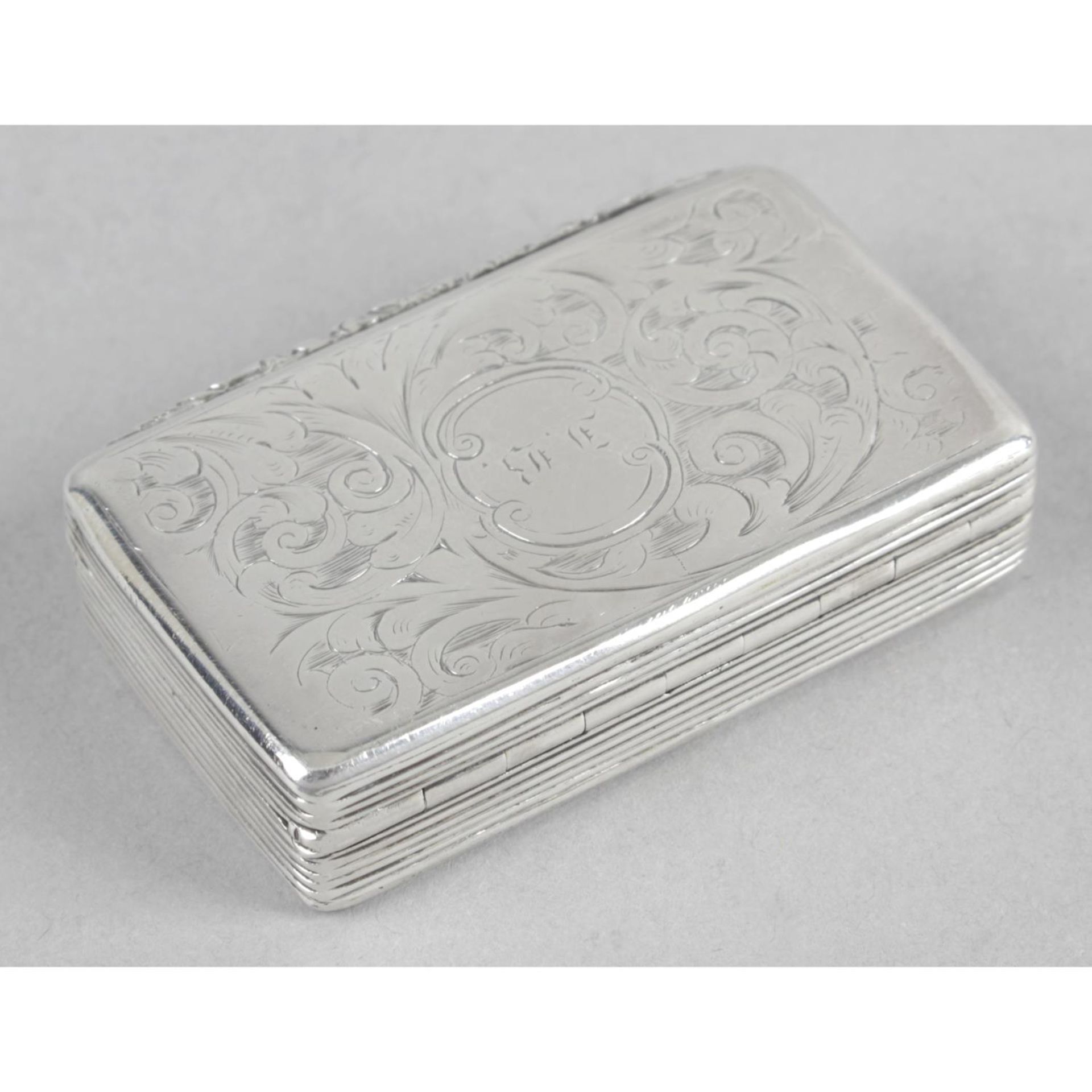 An early Victorian small silver snuff box, - Image 2 of 4