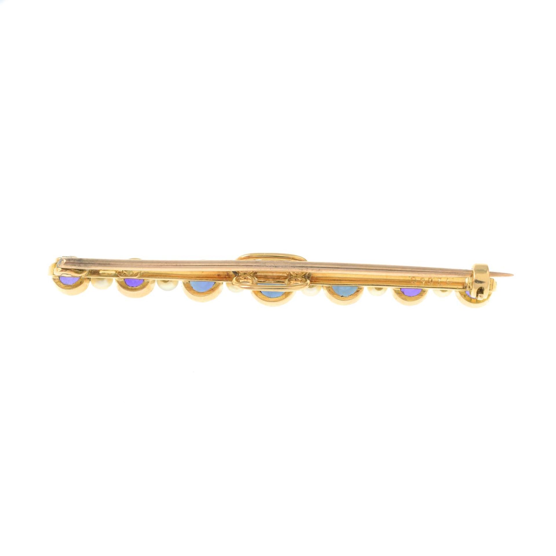 An early 20th century 15ct gold purple and green sapphire bar brooch, - Bild 2 aus 2