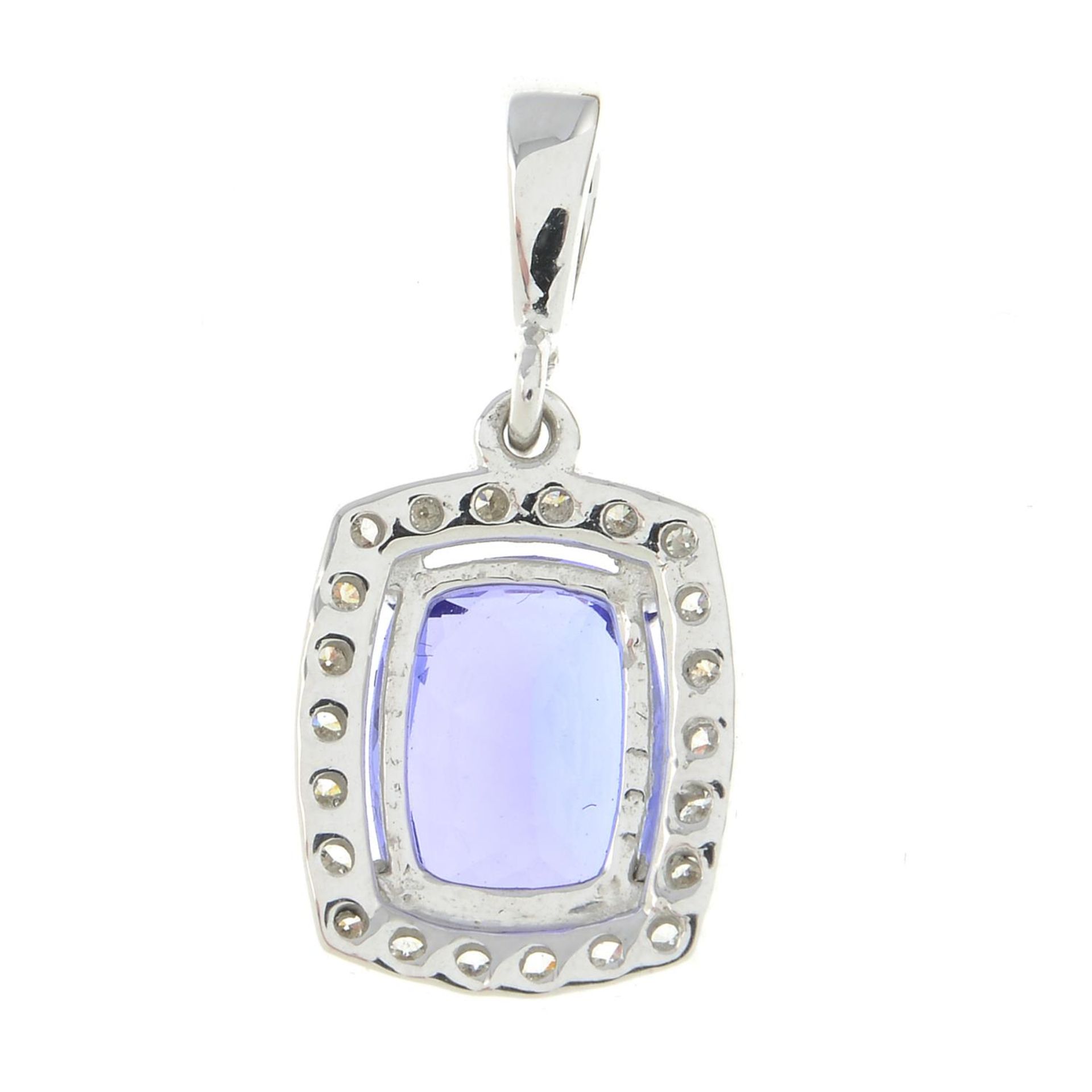 A tanzanite and brilliant-cut diamond cluster pendant.Tanzanite calculated weight 2.60cts, - Bild 2 aus 2