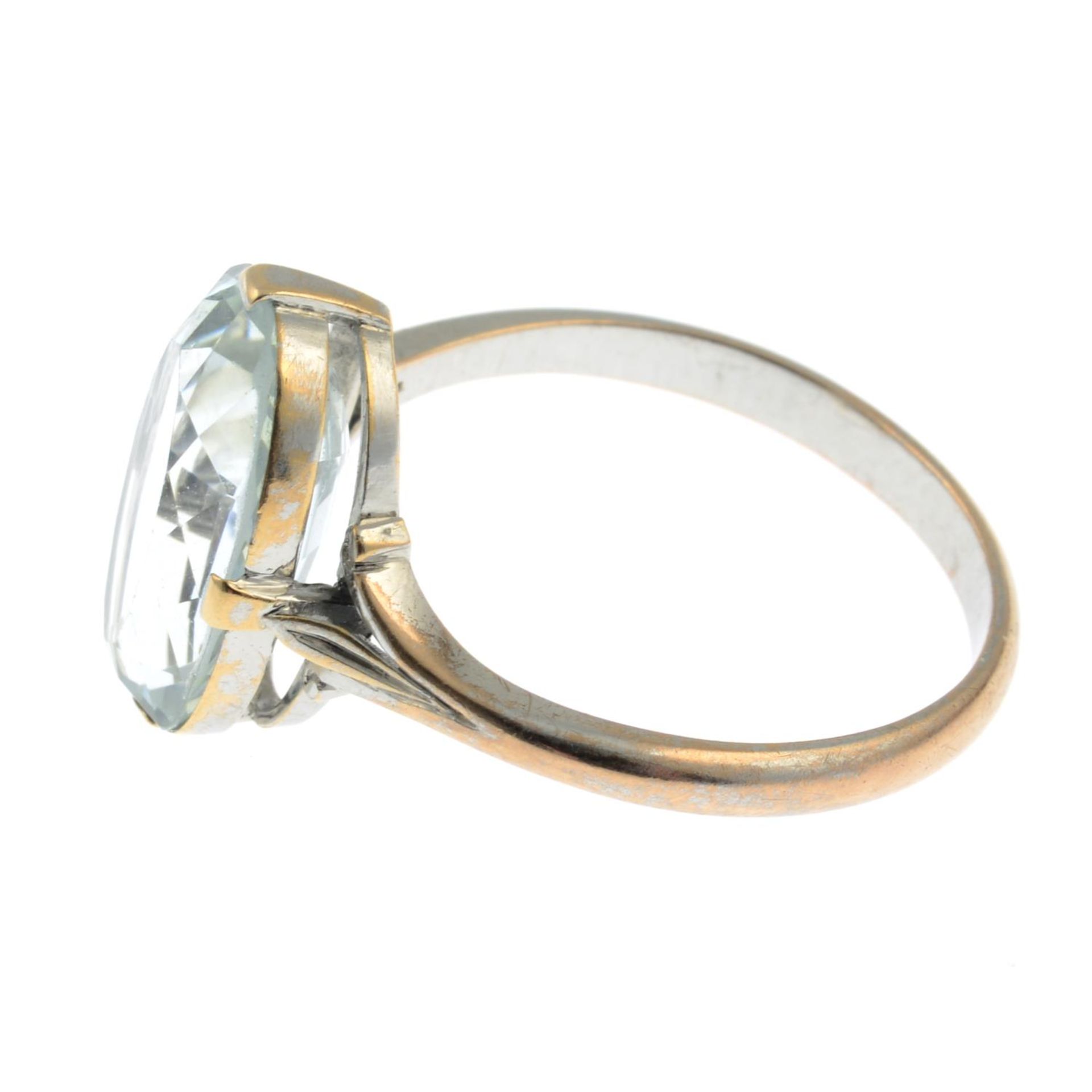An aquamarine single-stone ring.Aquamarine calculated weight 3.28cts, - Bild 3 aus 3