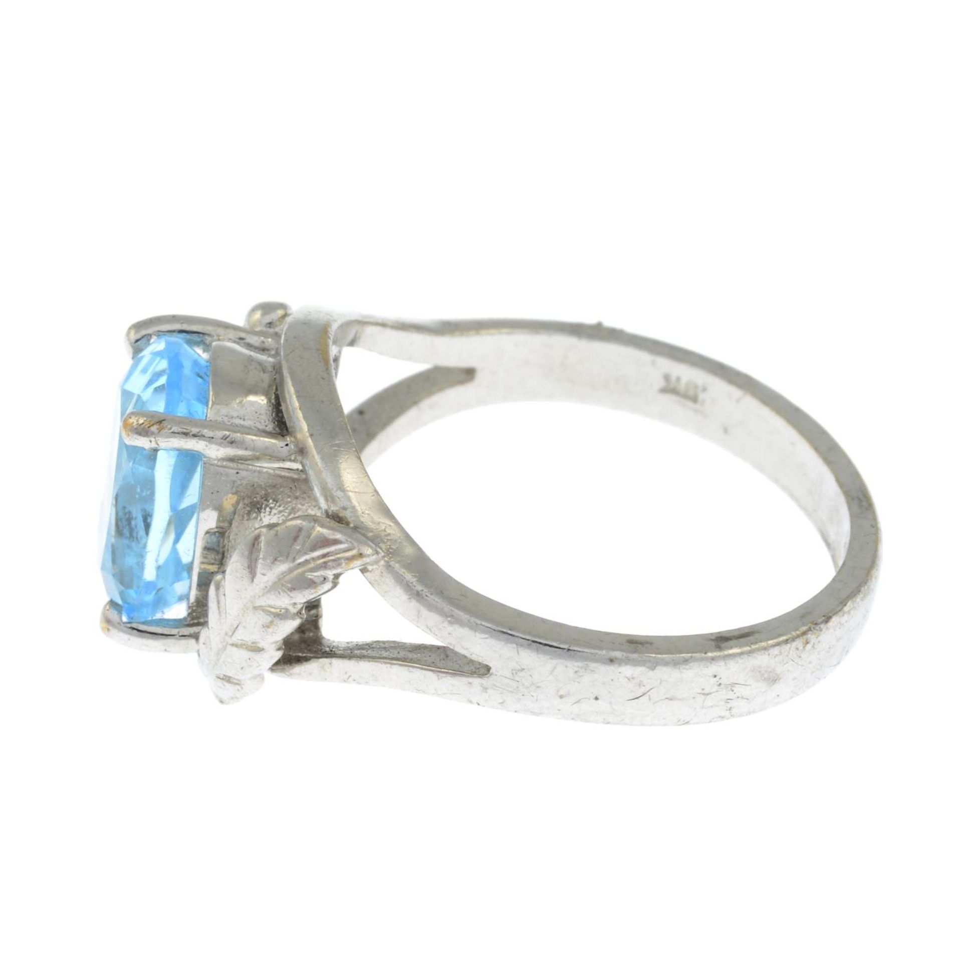 A blue topaz single-stone ring, with foliate shoulders.Stamped 9K. - Image 3 of 3