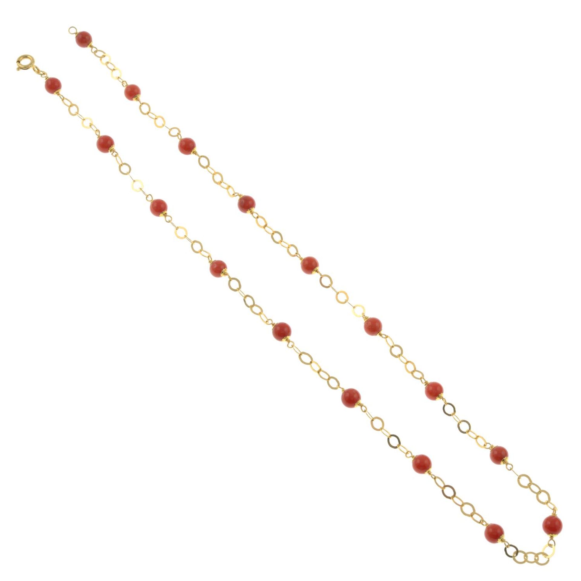 A coral single-strand necklace, with curb-link spacers.Stamped 750. - Image 2 of 2