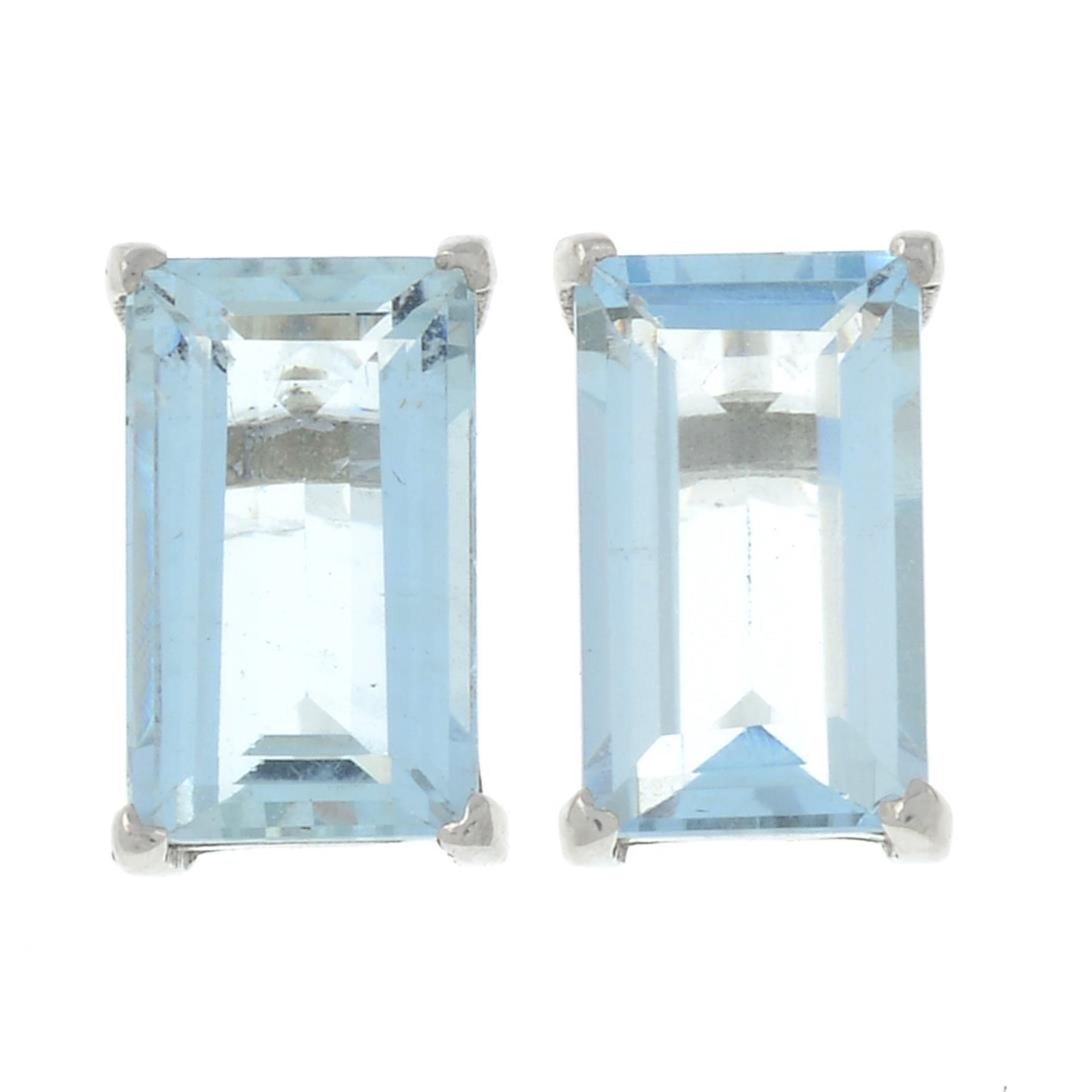 A pair of aquamarine earrings.Aquamarine calculated total weight 3.10cts,