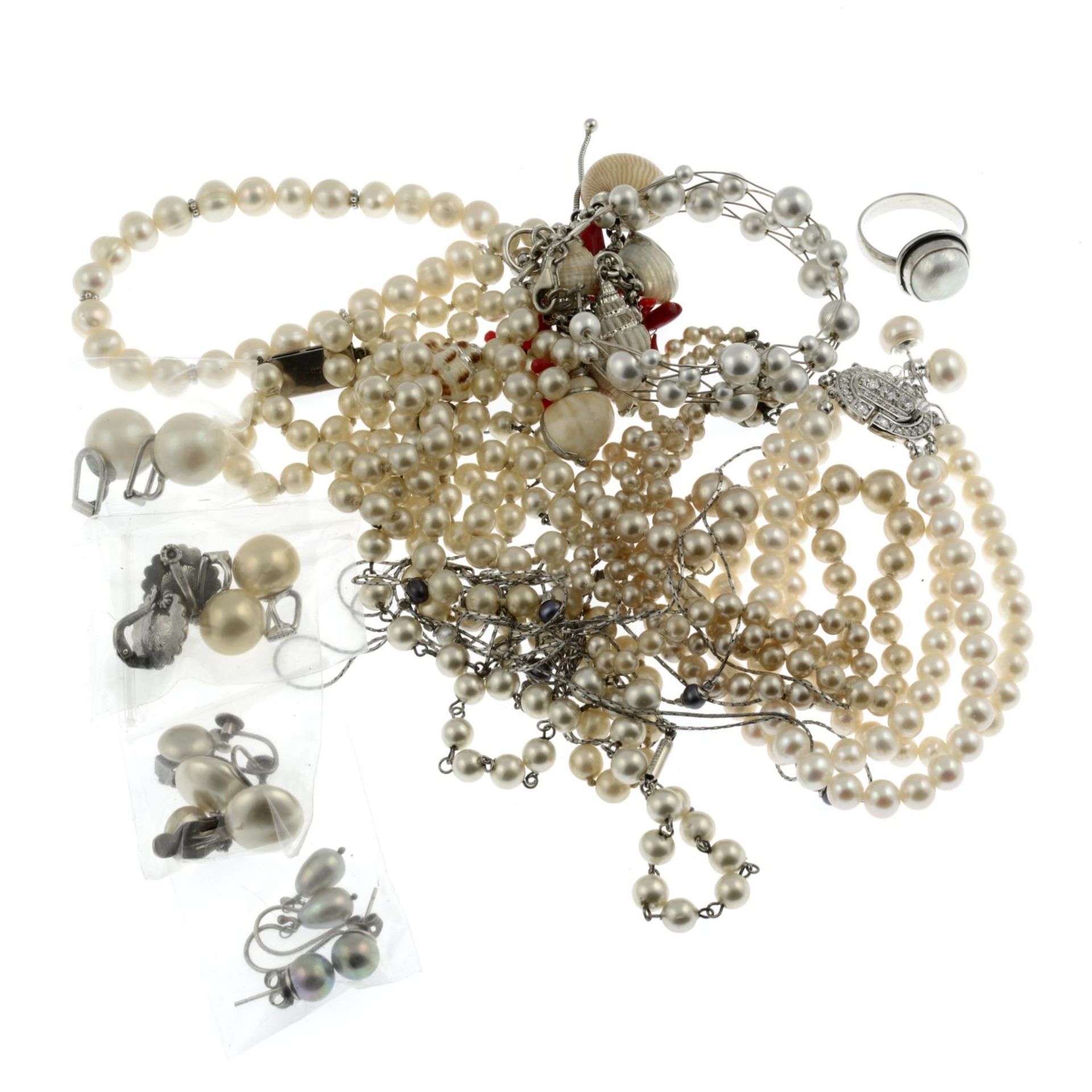 A selection of cultured pearls and imitation pearl jewellery, to include a jaguar gem set ring. - Bild 2 aus 2