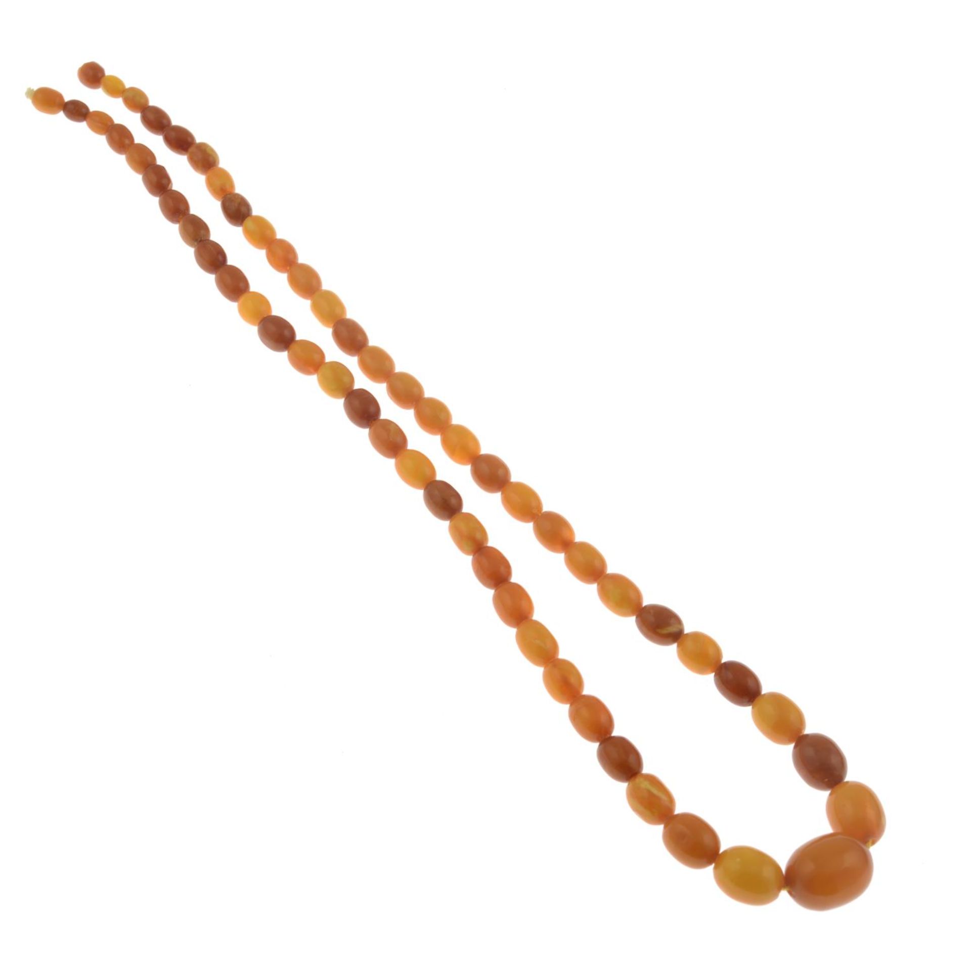 An amber graduated bead necklace. - Image 2 of 2