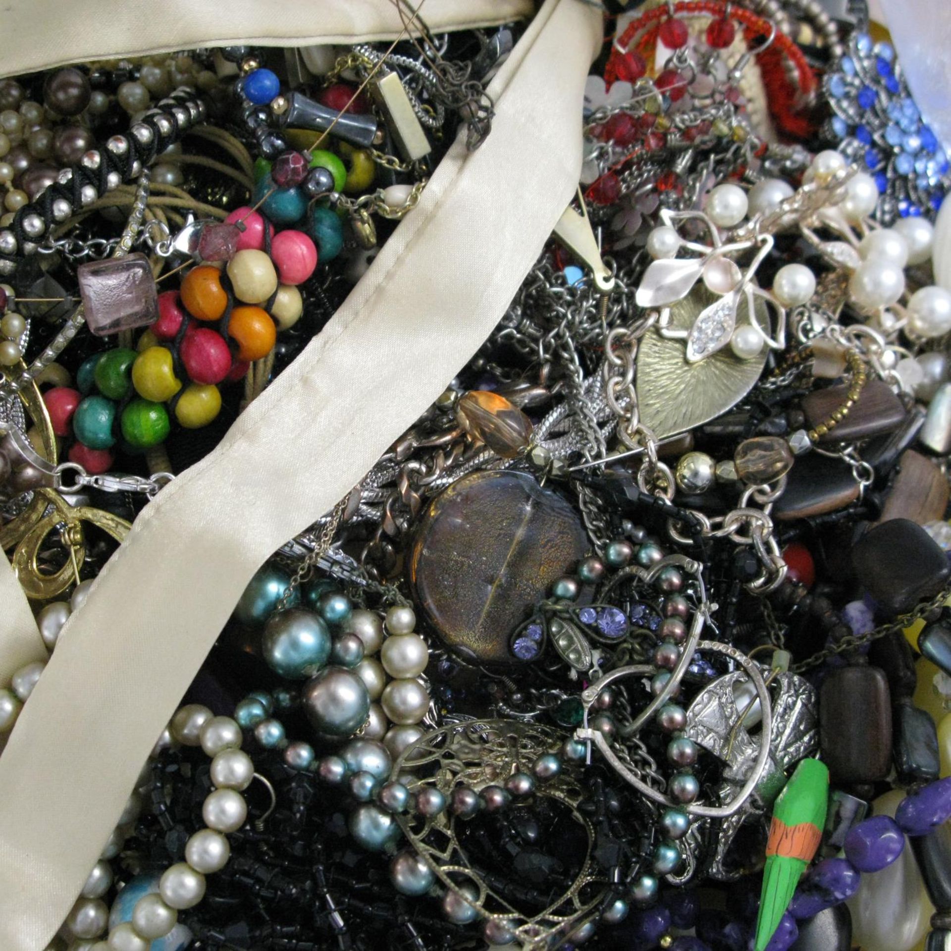 A bag containing a large quantity of costume jewellery. - Bild 2 aus 2