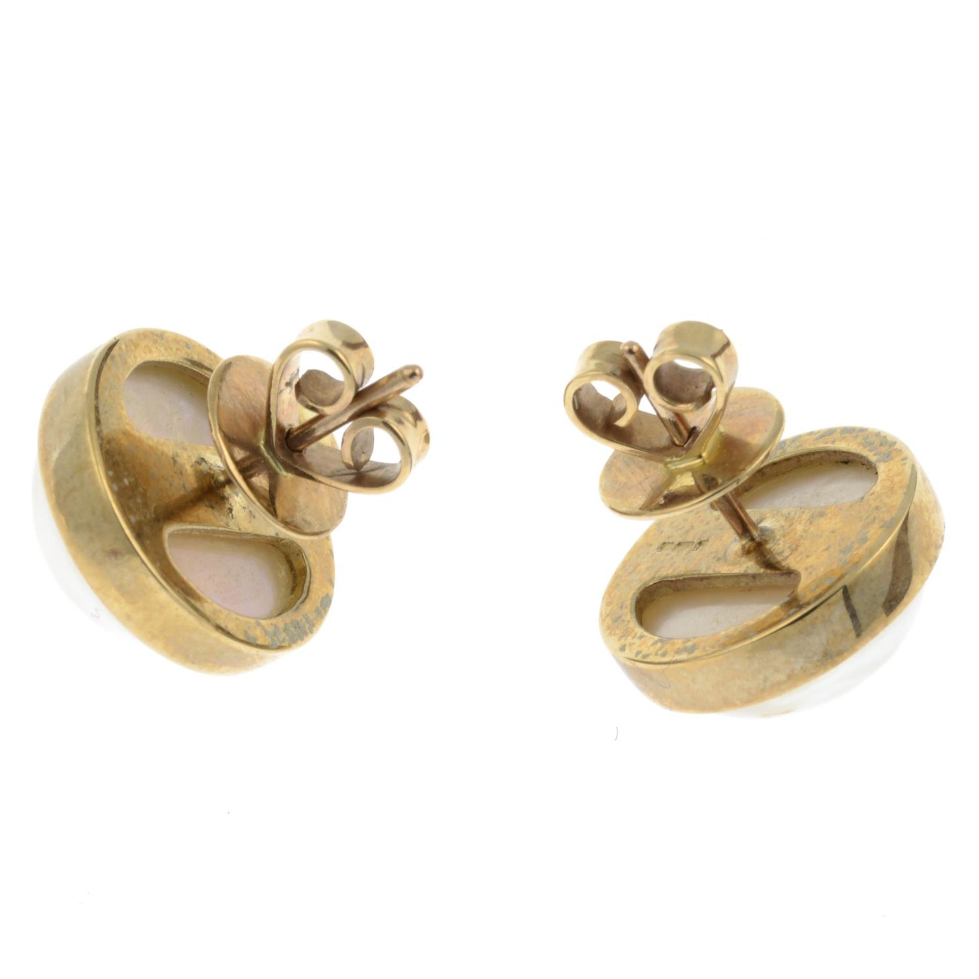 A pair of 9ct gold cultured mabe pearl stud earrings.Hallmarks for Sheffield.Length 1.3cms. - Image 2 of 2