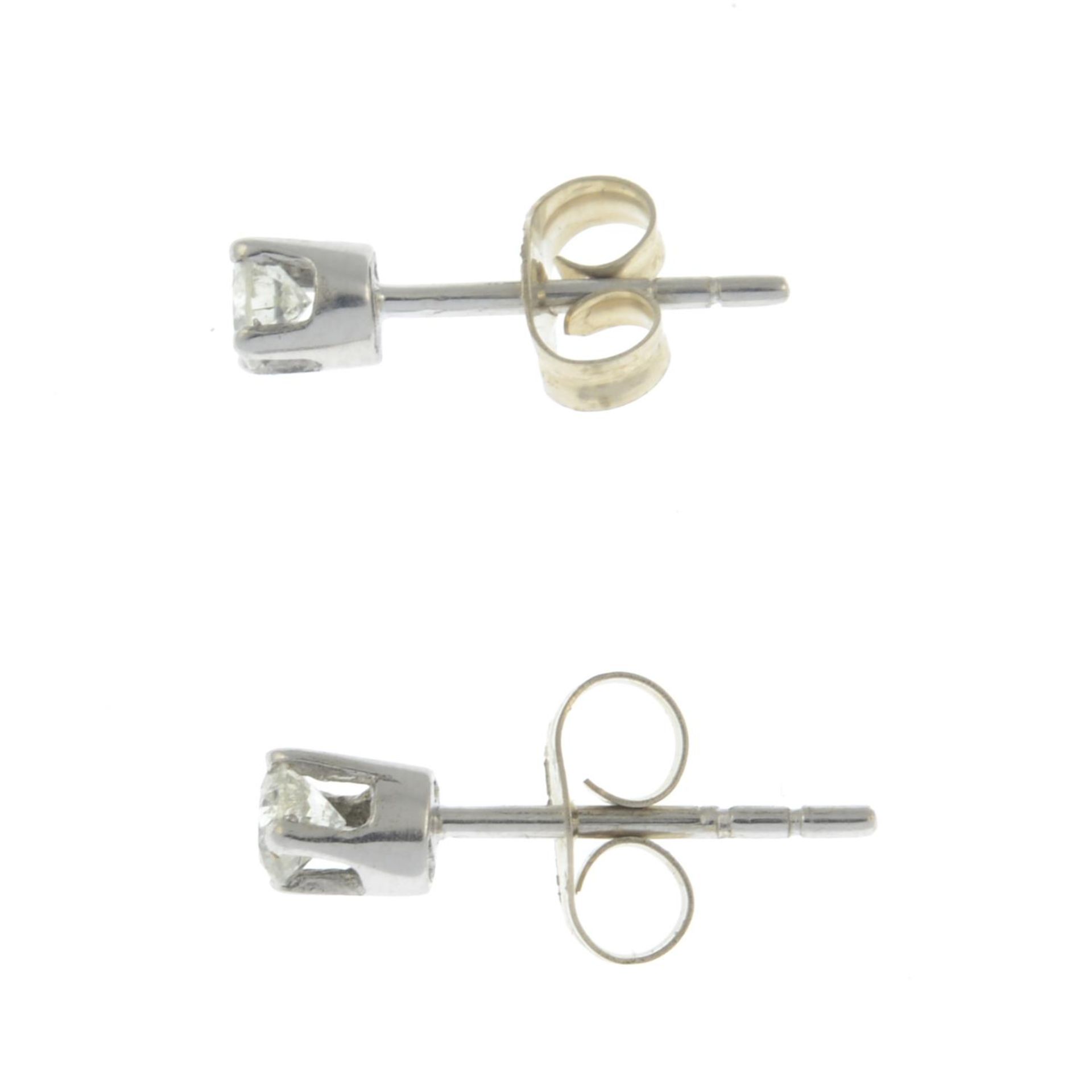 A pair of diamond stud earrings. - Bild 2 aus 2