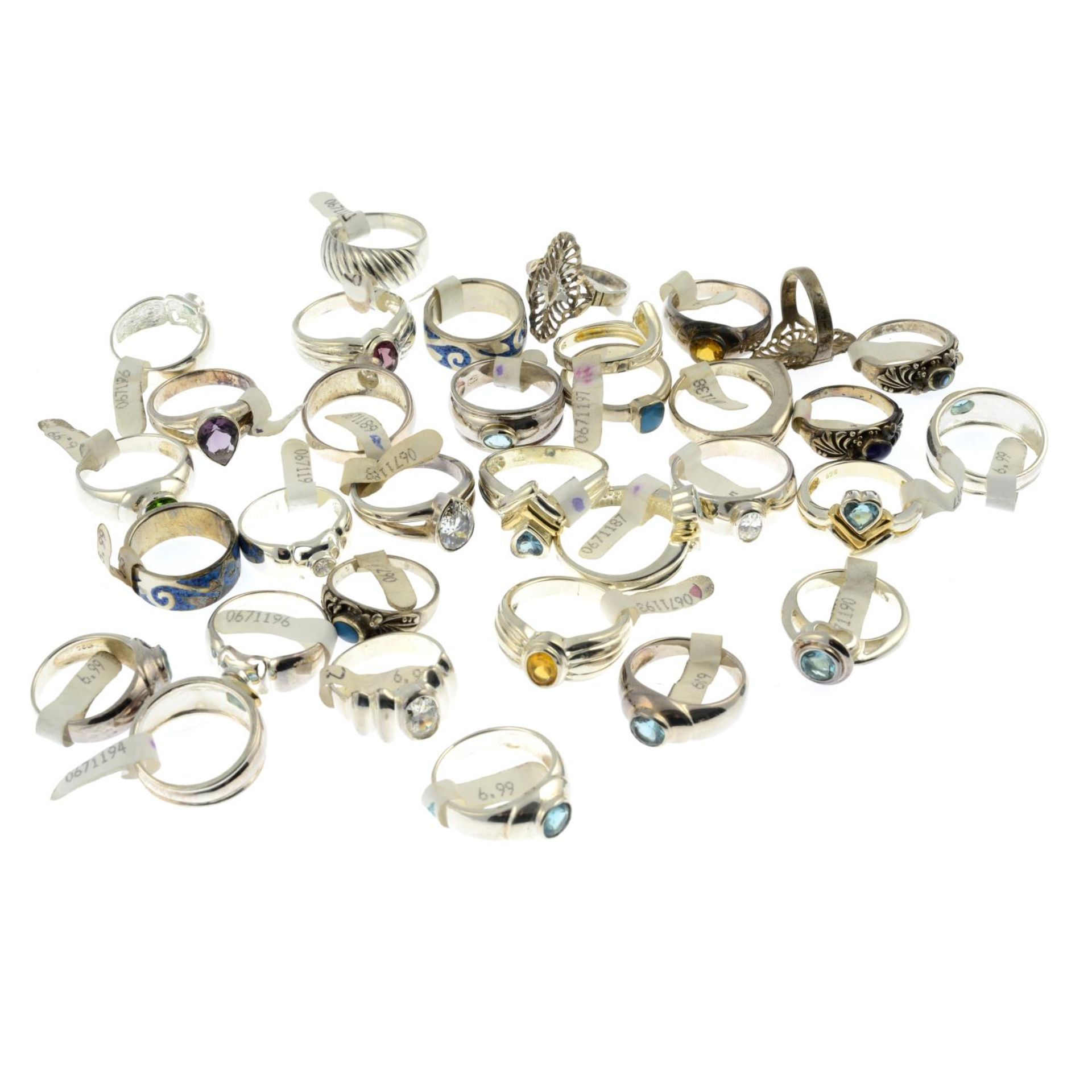 A selection of rings, to include an onyx and pyrite ring. - Image 2 of 2