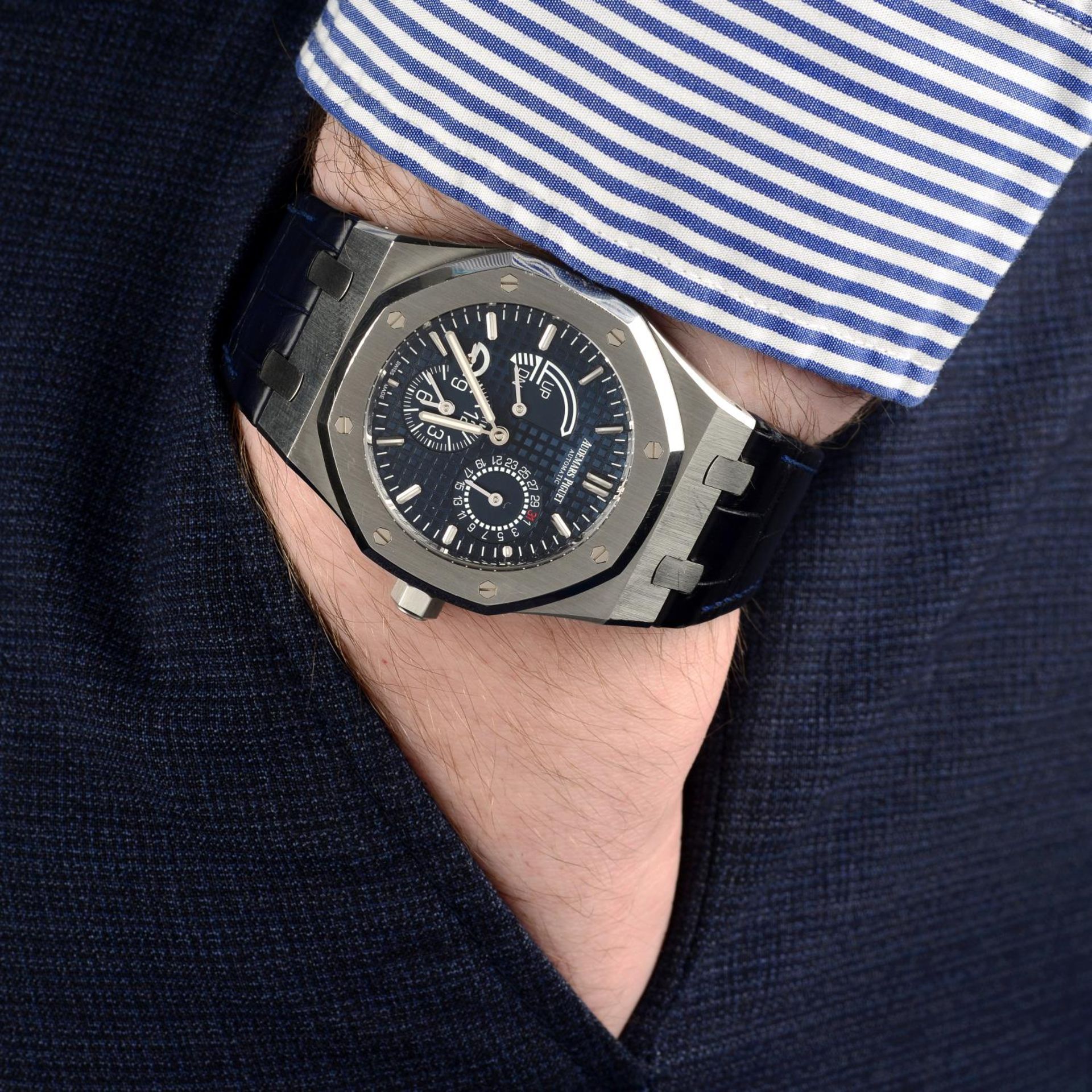 AUDEMARS PIGUET - a gentleman's Royal Oak Dual-Time wrist watch. - Bild 3 aus 5