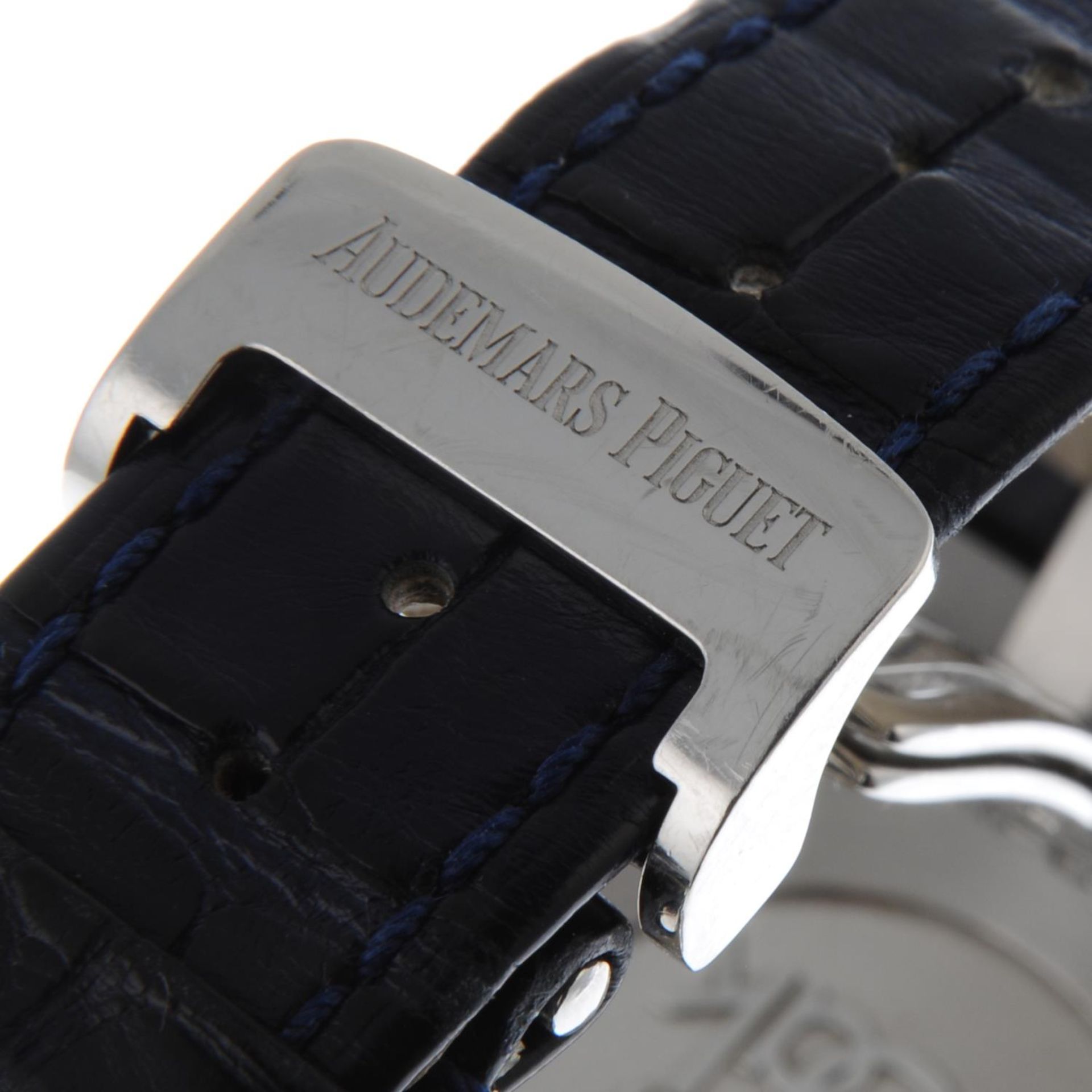 AUDEMARS PIGUET - a gentleman's Royal Oak Dual-Time wrist watch. - Bild 4 aus 5