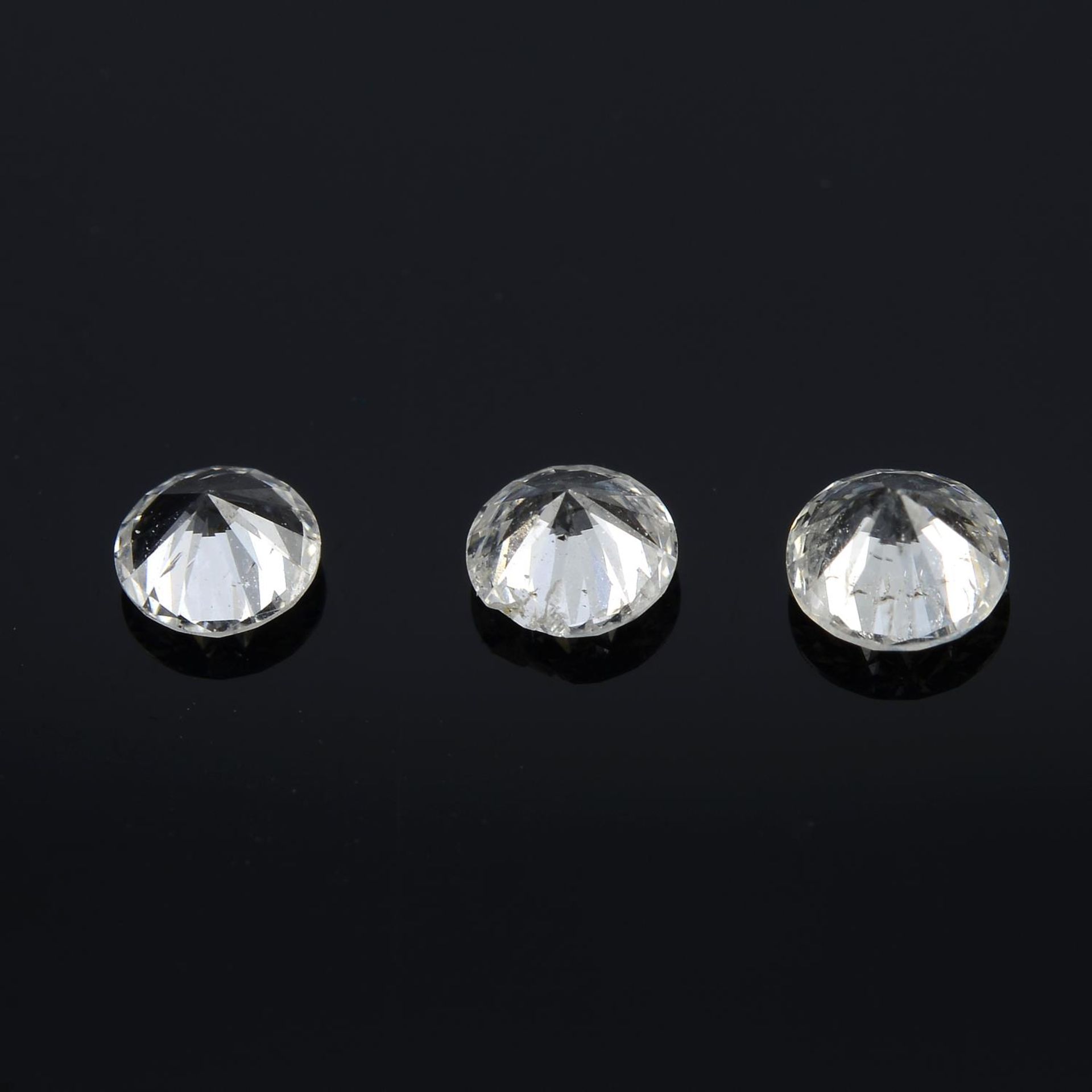 Three brilliant-cut diamonds. - Bild 2 aus 2