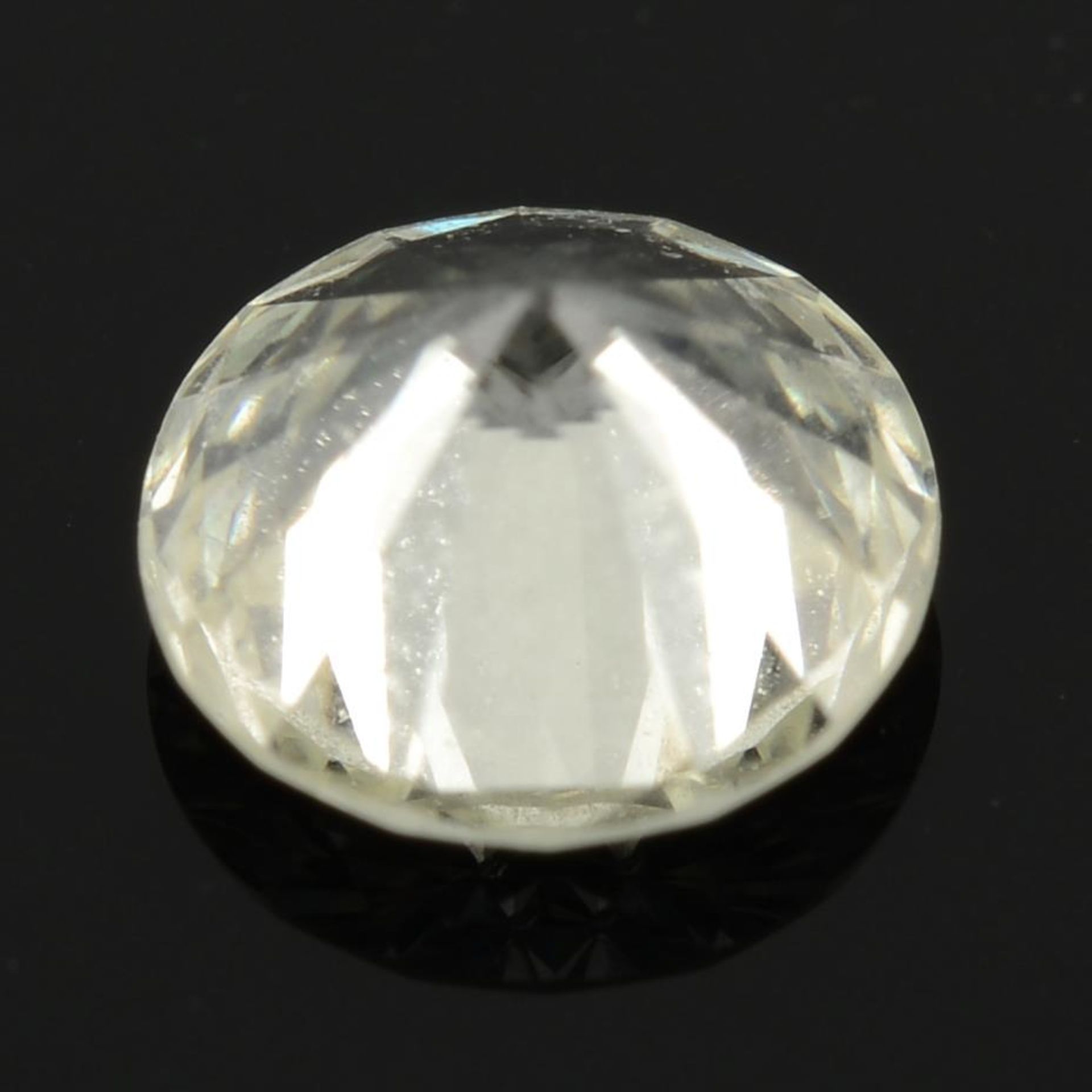 A brilliant cut diamond. - Bild 2 aus 2