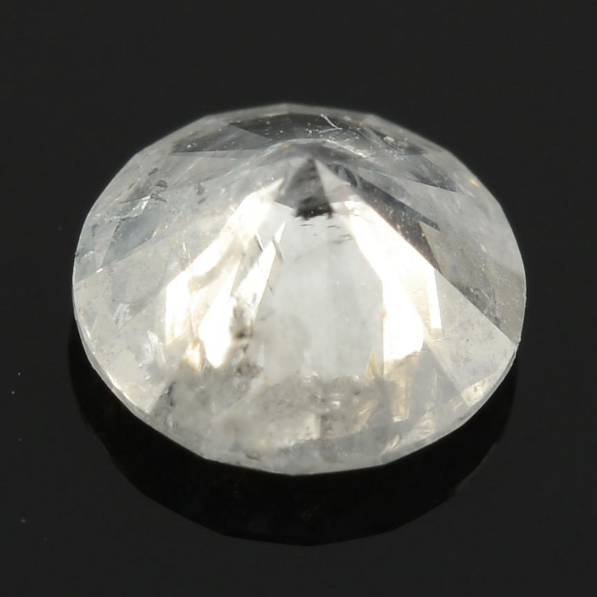 A brilliant cut diamond. - Bild 2 aus 2