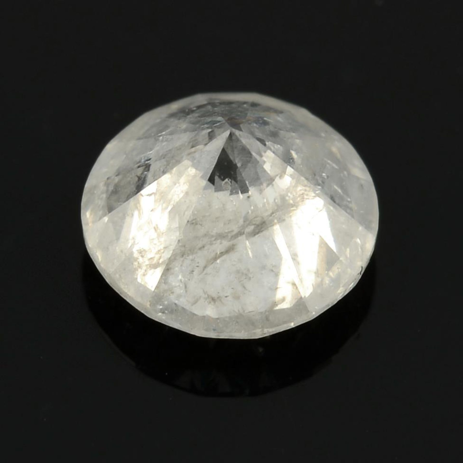 A brilliant cut diamond. - Bild 2 aus 2