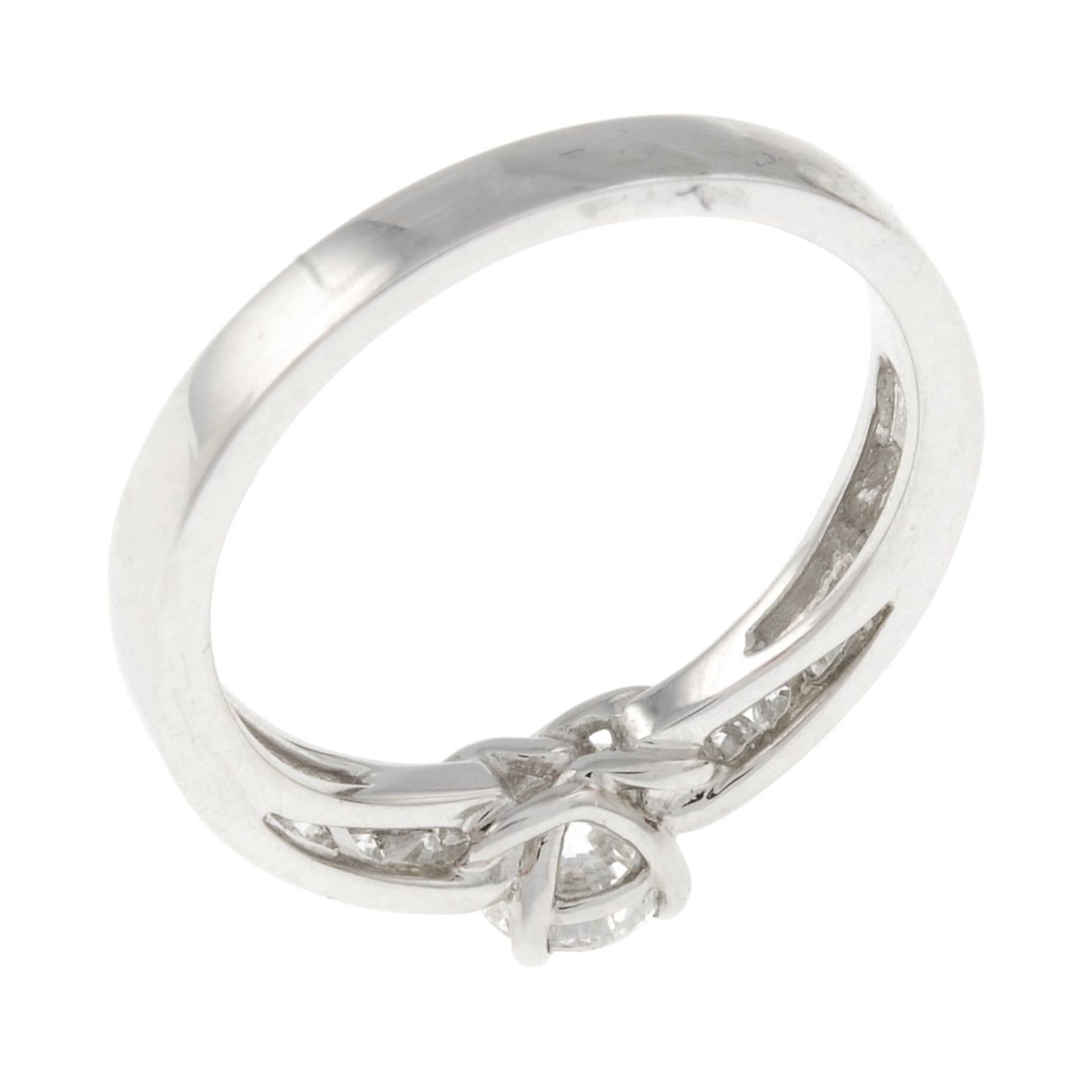A brilliant-cut diamond single-stone ring, with similarly-cut diamond line sides. - Image 4 of 4