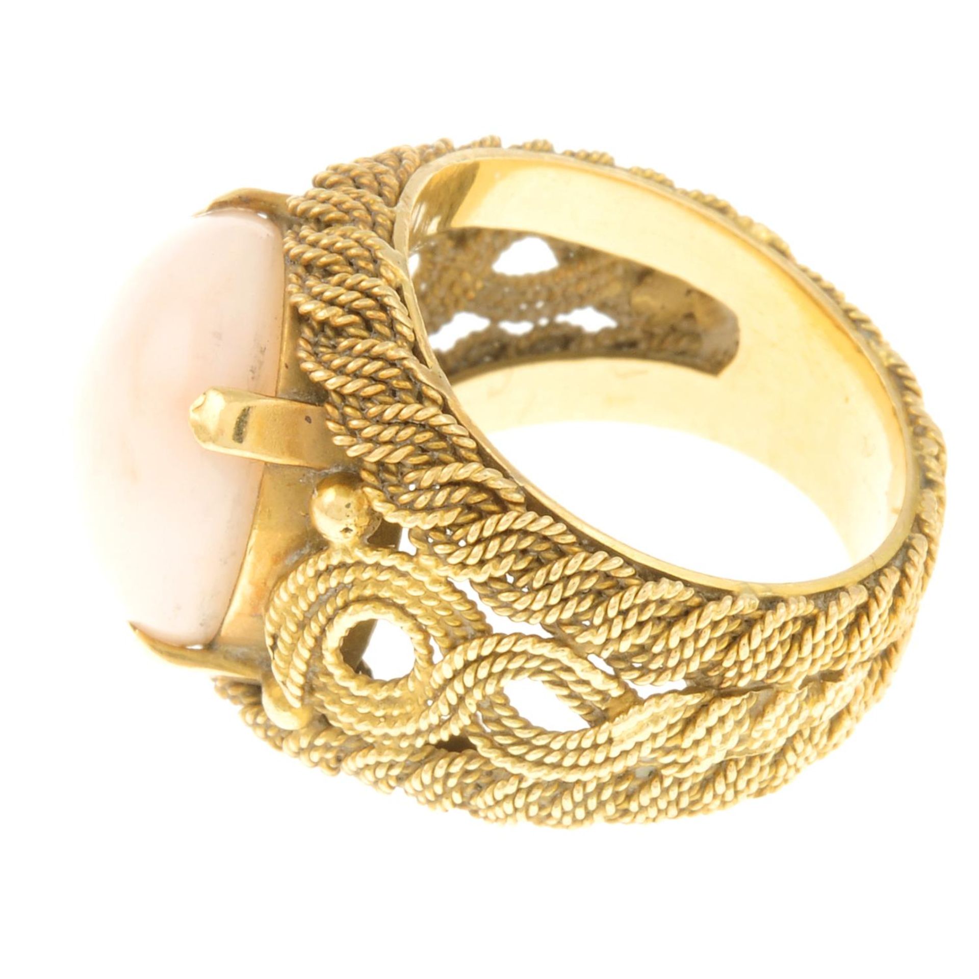 A coral dress ring.Stamped 18K.Ring size N1/2. - Image 2 of 4