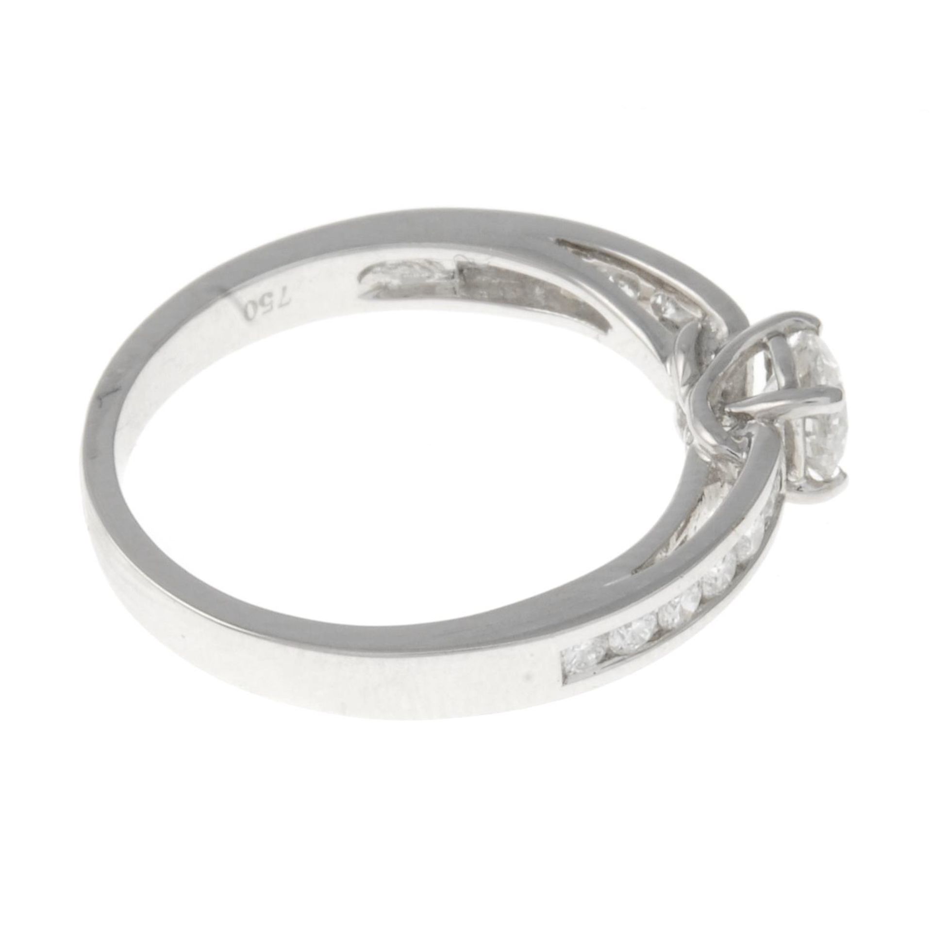 A brilliant-cut diamond single-stone ring, with similarly-cut diamond line sides. - Bild 3 aus 4