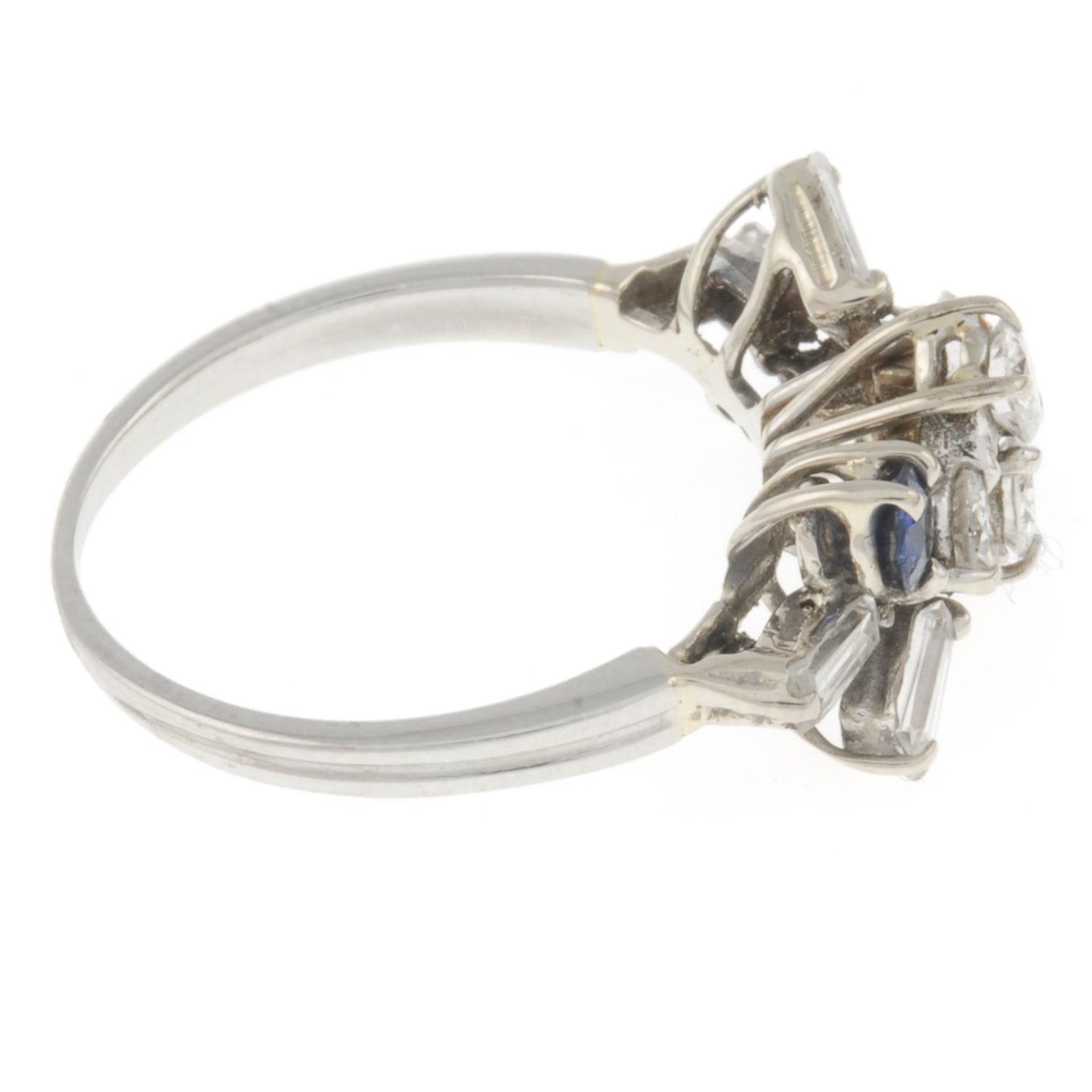A platinum vari-cut diamond and sapphire dress ring. - Bild 3 aus 4