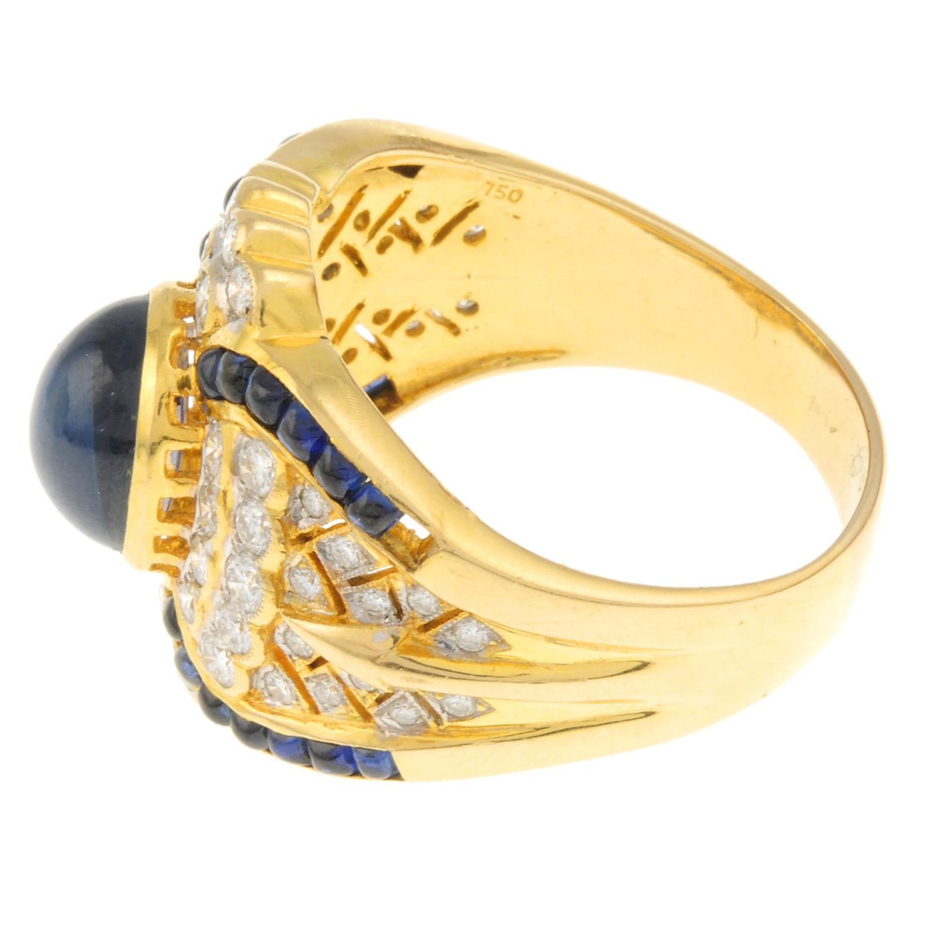 A sapphire cabochon and brilliant-cut diamond dress ring.Principal sapphire calculated weight - Bild 2 aus 4