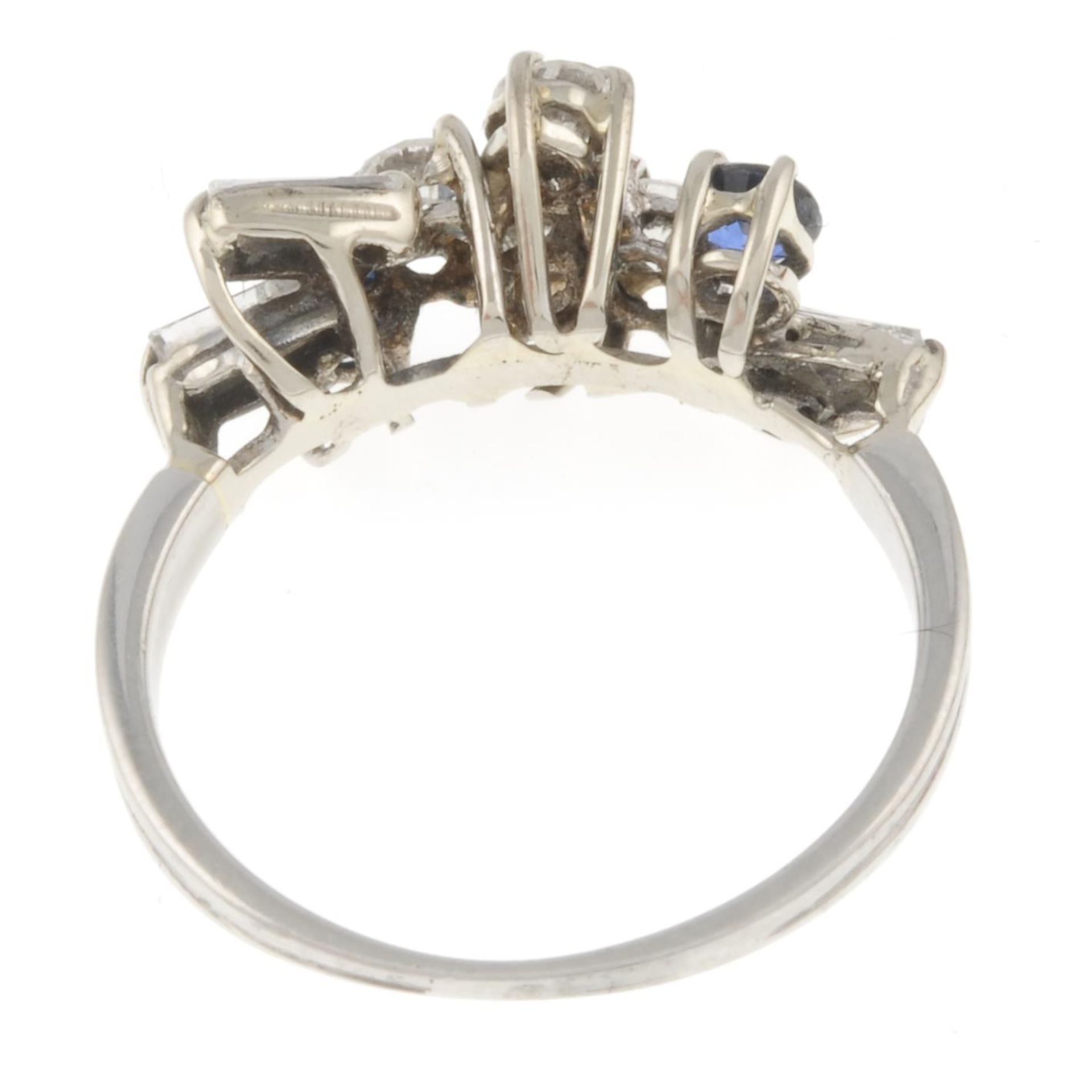 A platinum vari-cut diamond and sapphire dress ring. - Bild 4 aus 4