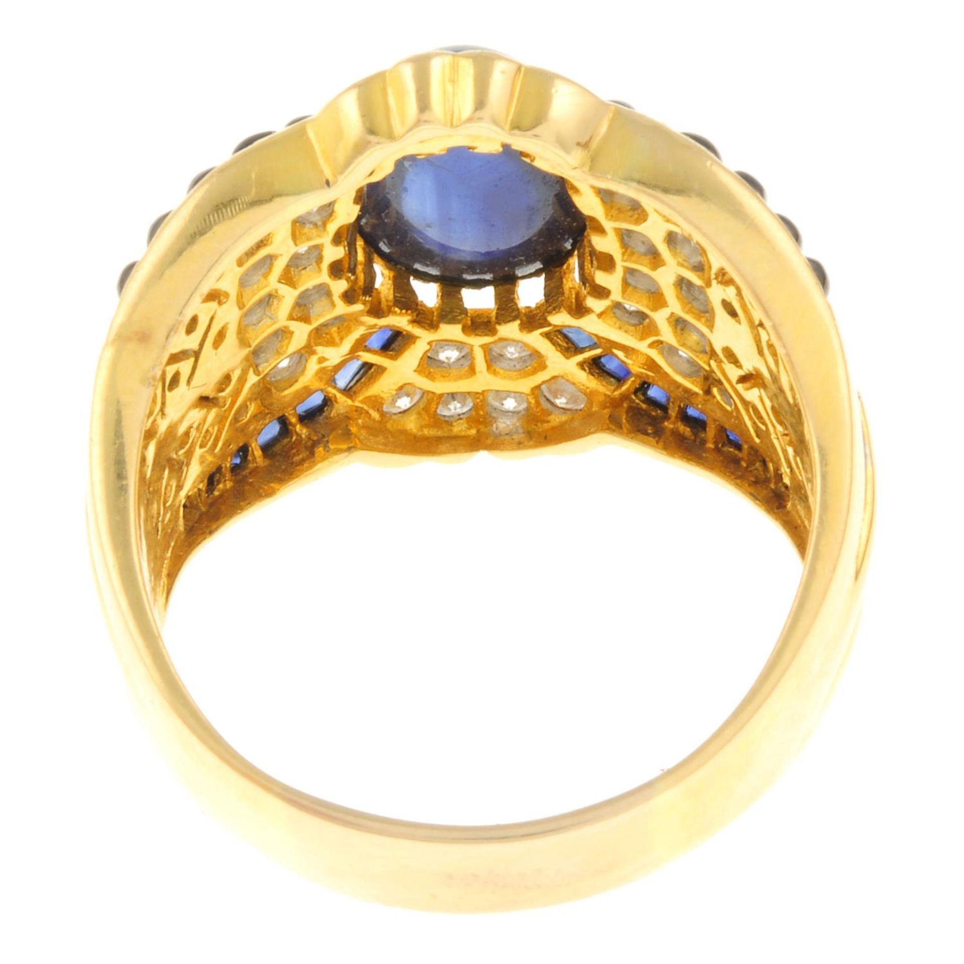 A sapphire cabochon and brilliant-cut diamond dress ring.Principal sapphire calculated weight - Bild 4 aus 4