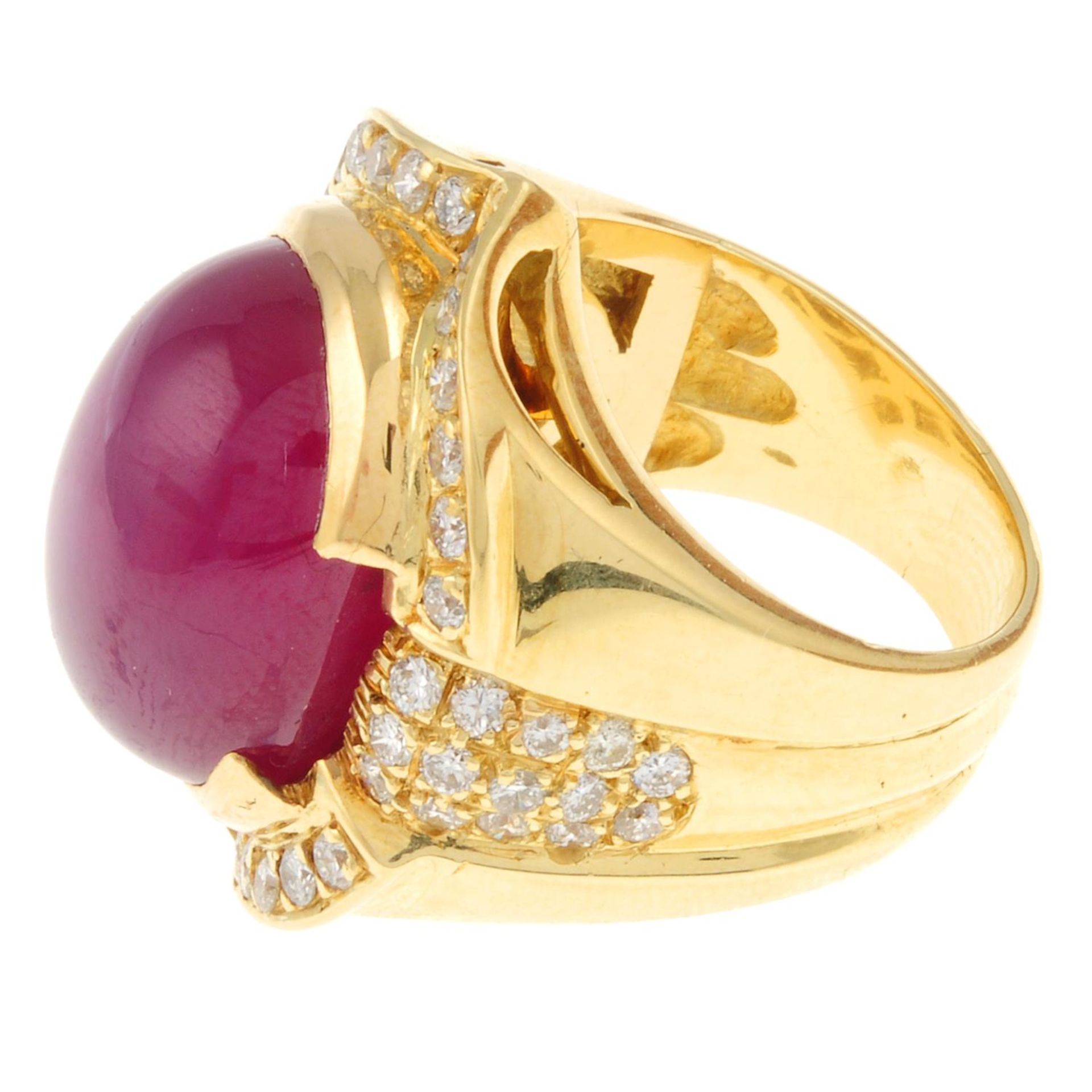 A star ruby cabochon and brilliant-cut diamond cluster ring.Estimated dimensions of ruby 18.1 by - Bild 2 aus 4