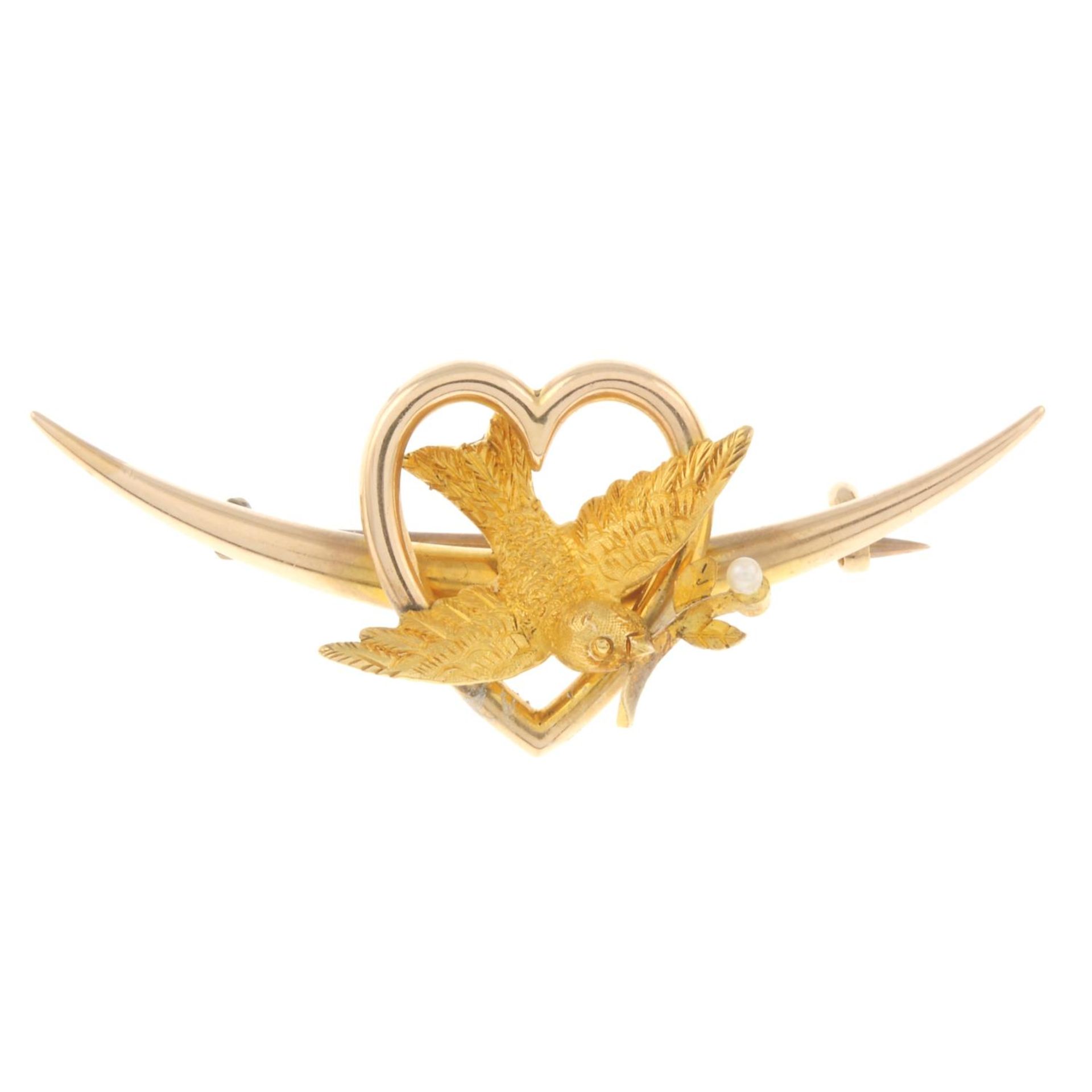 An early 20th century 15ct gold swallow brooch, with split pearl highlight.