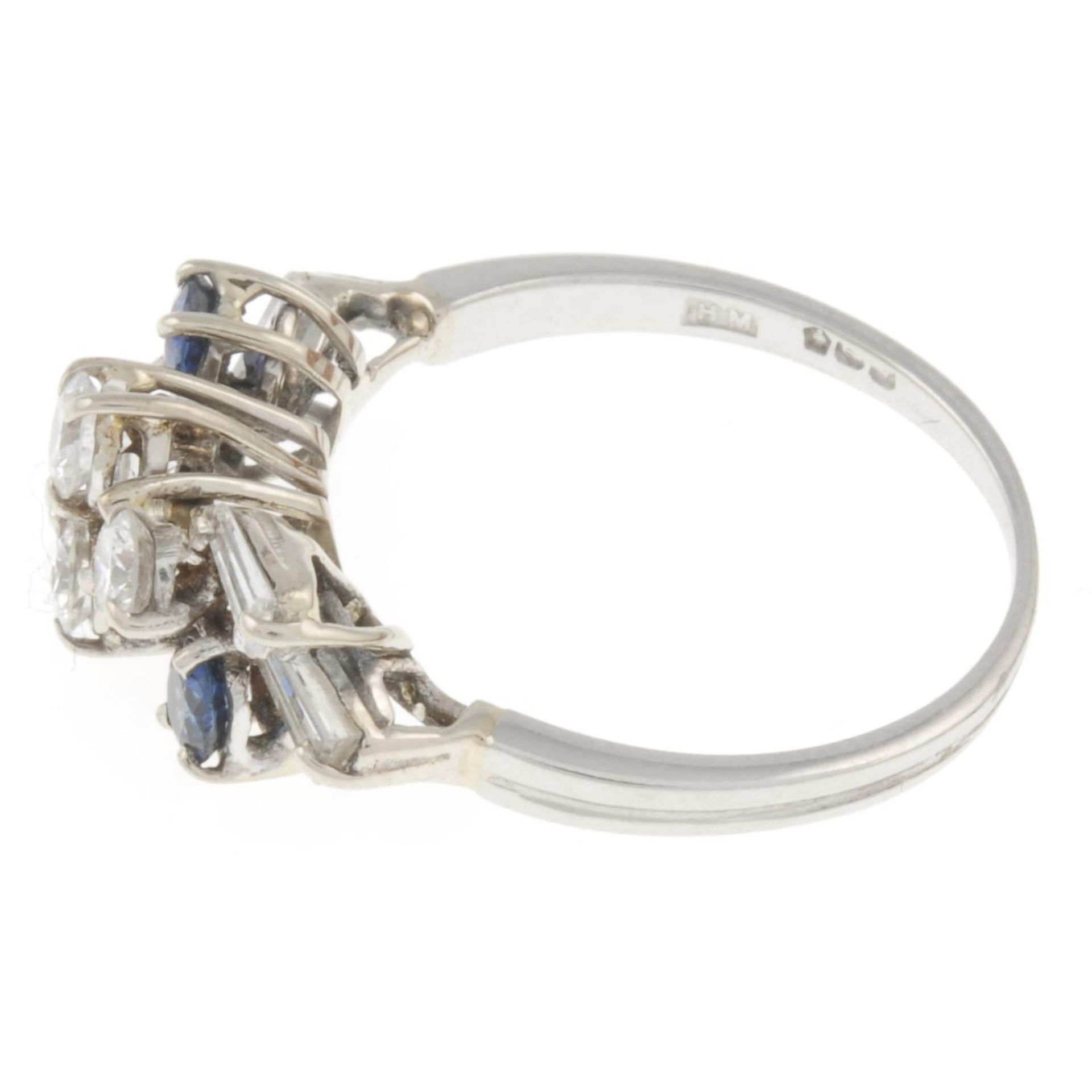 A platinum vari-cut diamond and sapphire dress ring. - Bild 2 aus 4