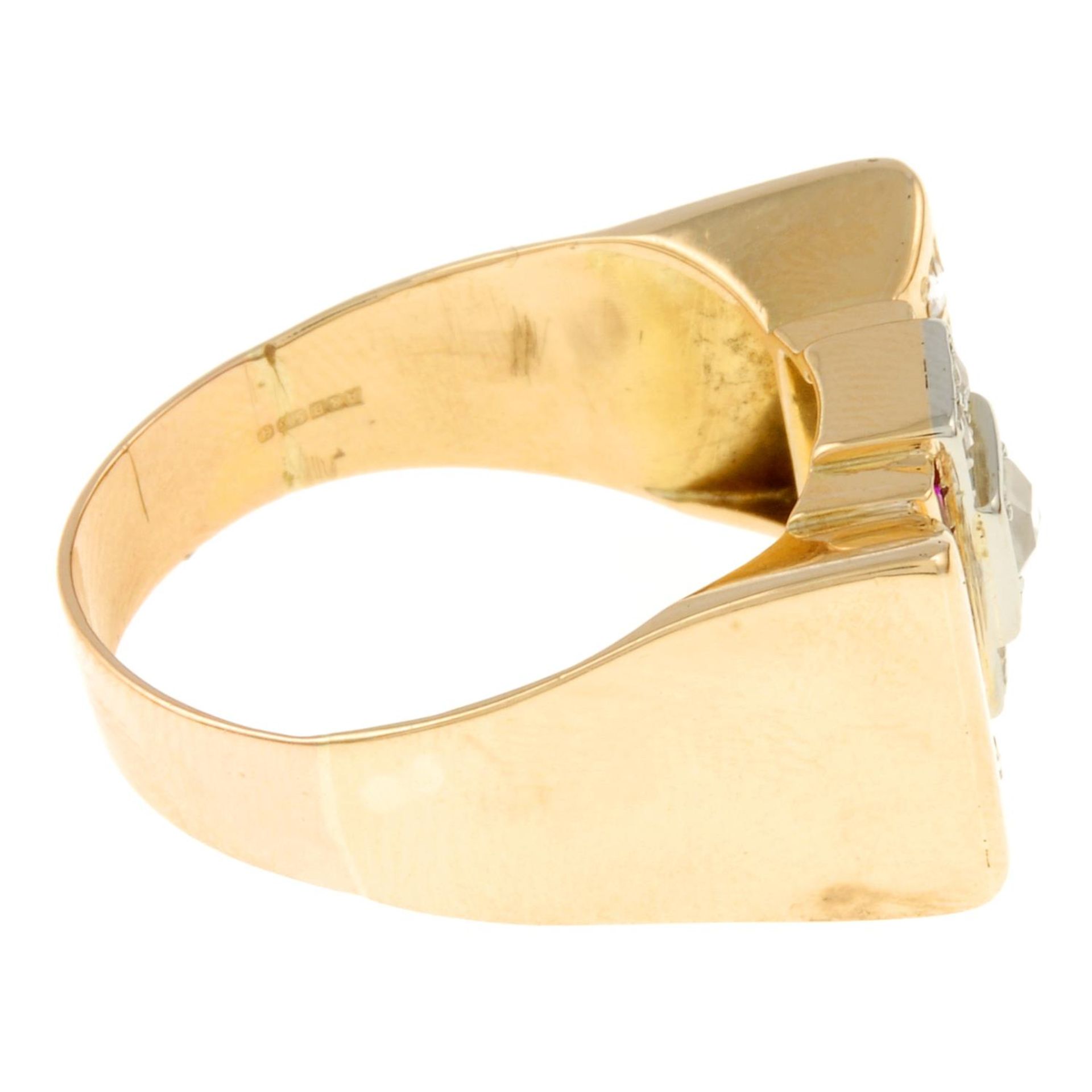 A 14ct gold ruby and rose-cut diamond dress ring. - Bild 3 aus 4