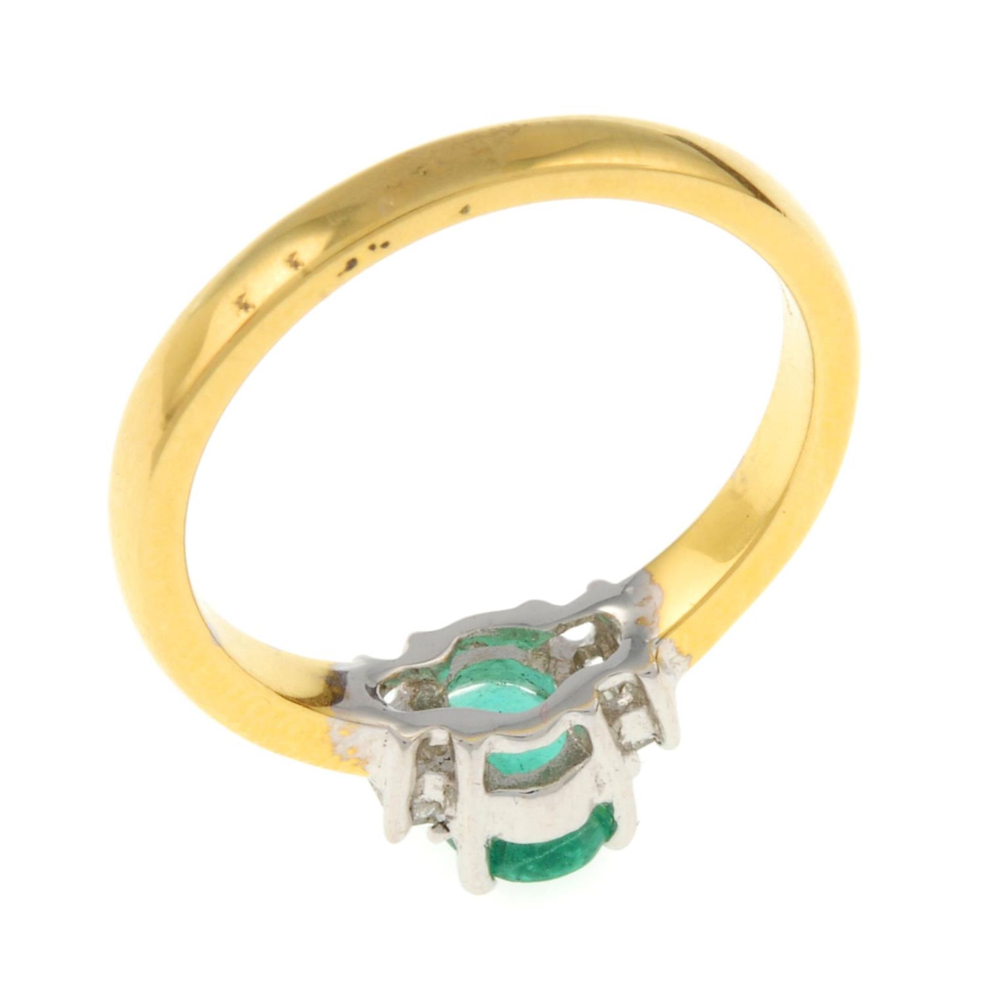 An 18ct gold emerald and baguette-cut diamond three-stone ring.Emerald calculated weight 0.65ct, - Bild 4 aus 4