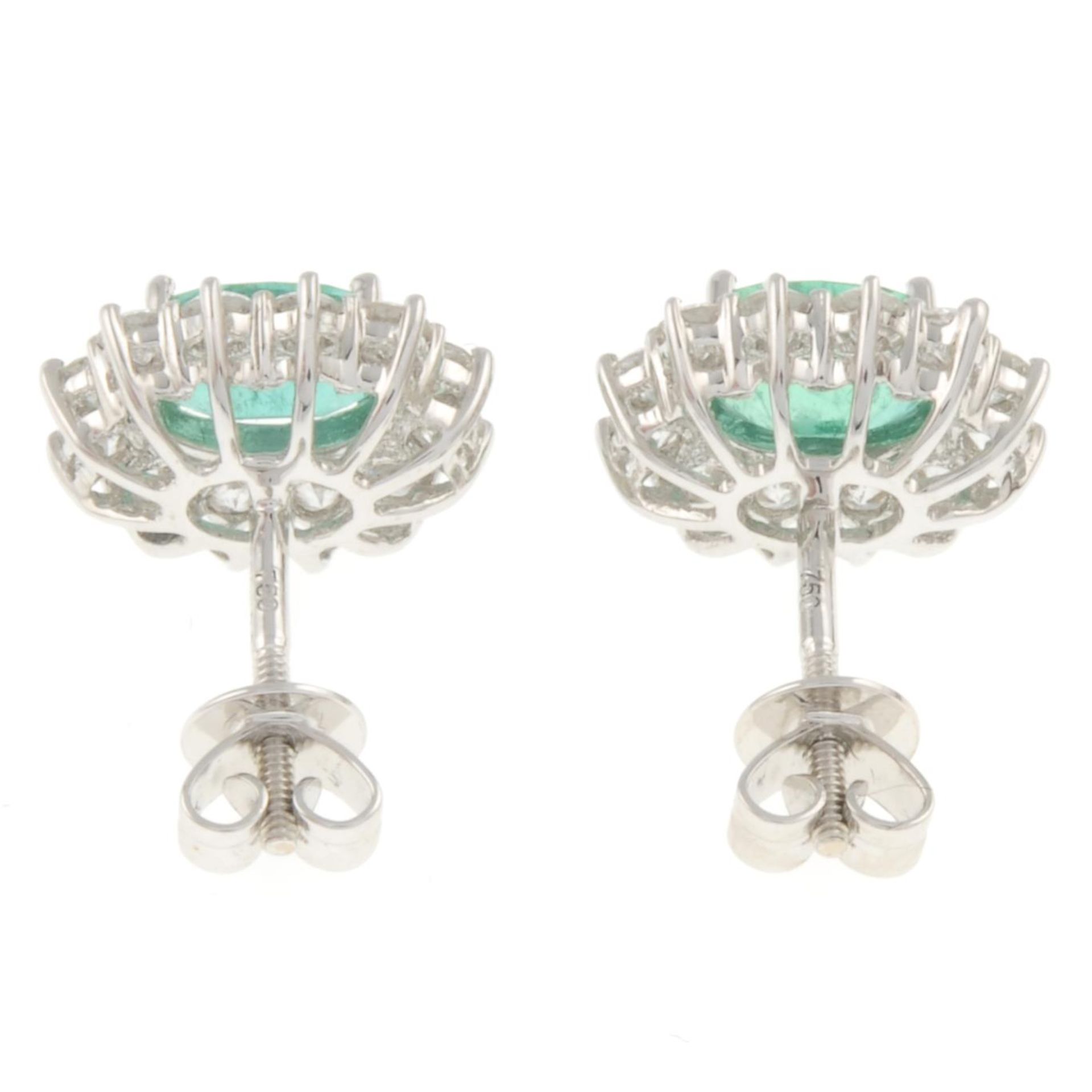 A pair of 18ct gold emerald and brilliant-cut diamond cluster earrings.Total emerald weight - Bild 3 aus 3