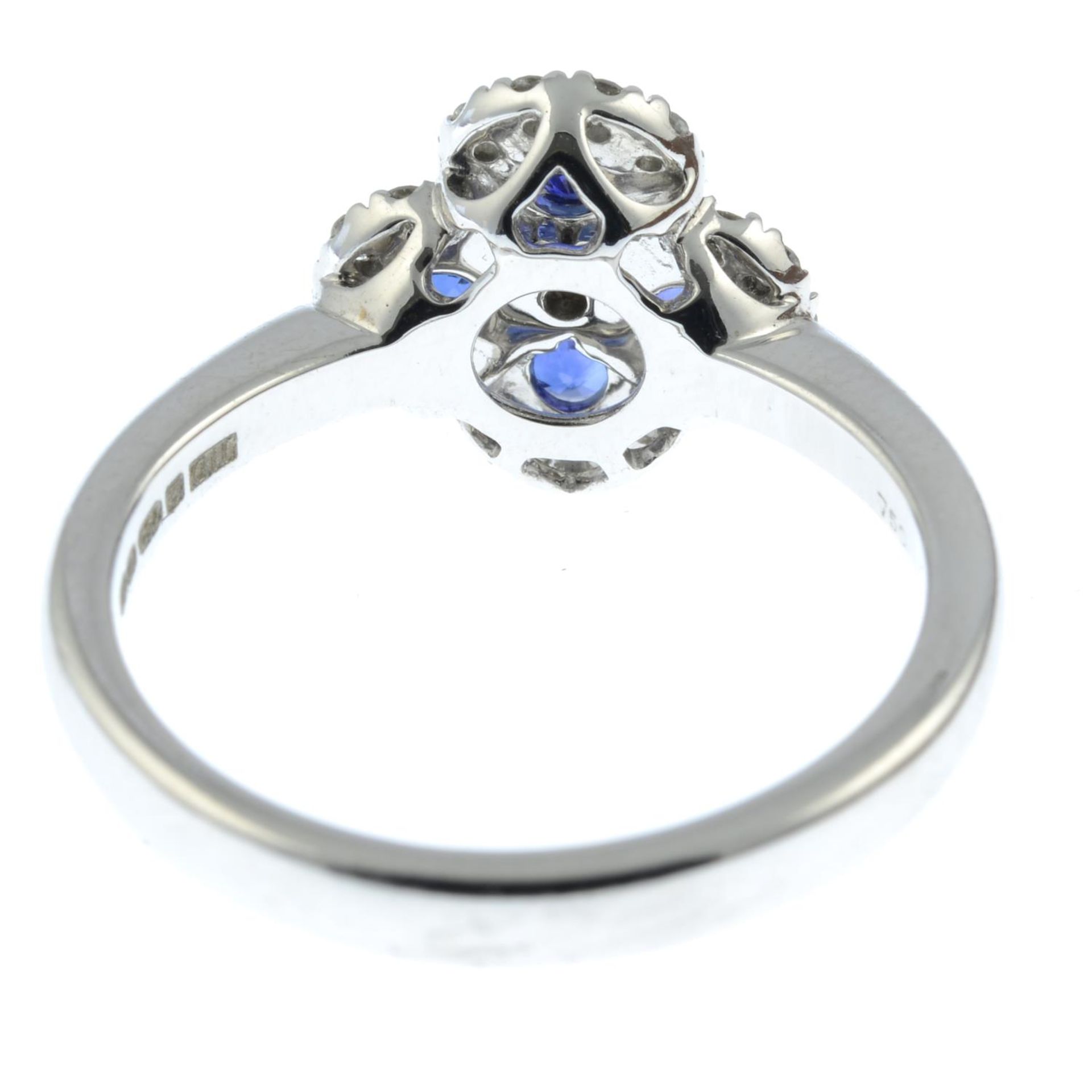 An 18ct gold sapphire and brilliant-cut diamond ring.Total sapphire weight 0.63ct.Total diamond - Bild 5 aus 6