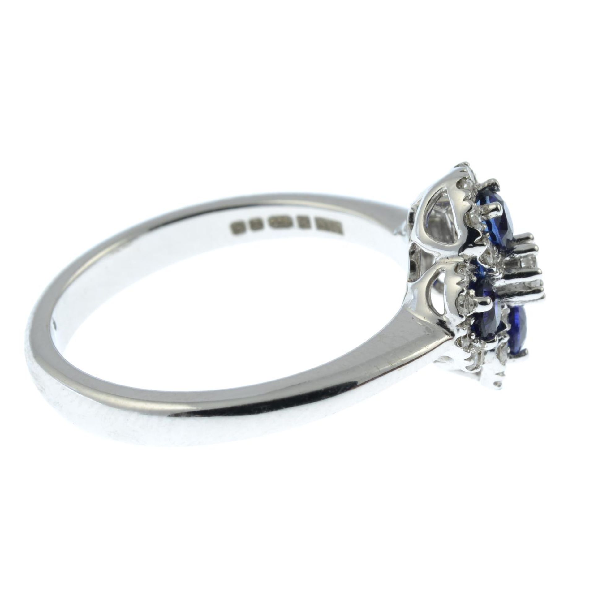 An 18ct gold sapphire and brilliant-cut diamond ring.Total sapphire weight 0.63ct.Total diamond - Bild 6 aus 6