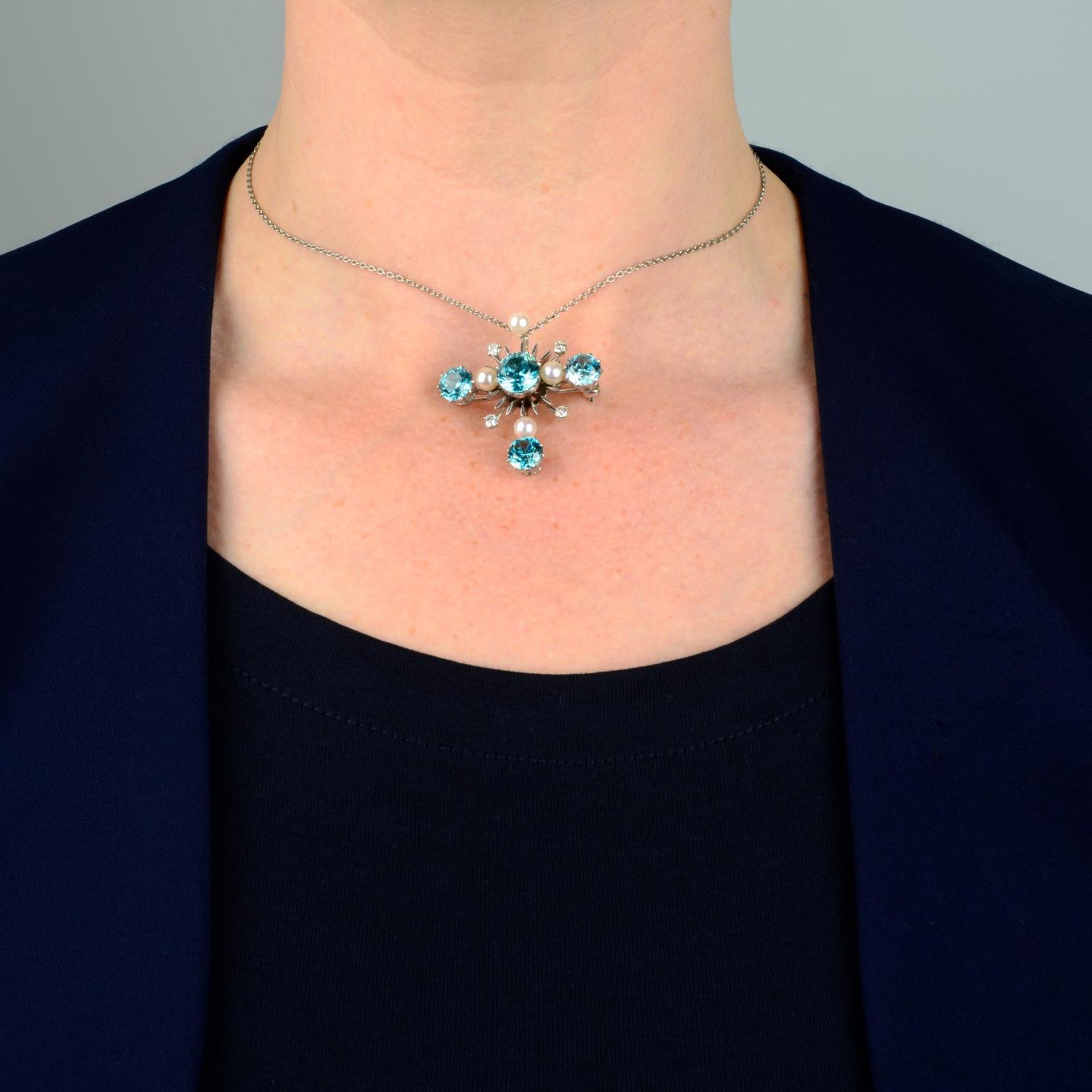 A blue zircon, cultured pearl and diamond pendant, with chain. - Bild 3 aus 5