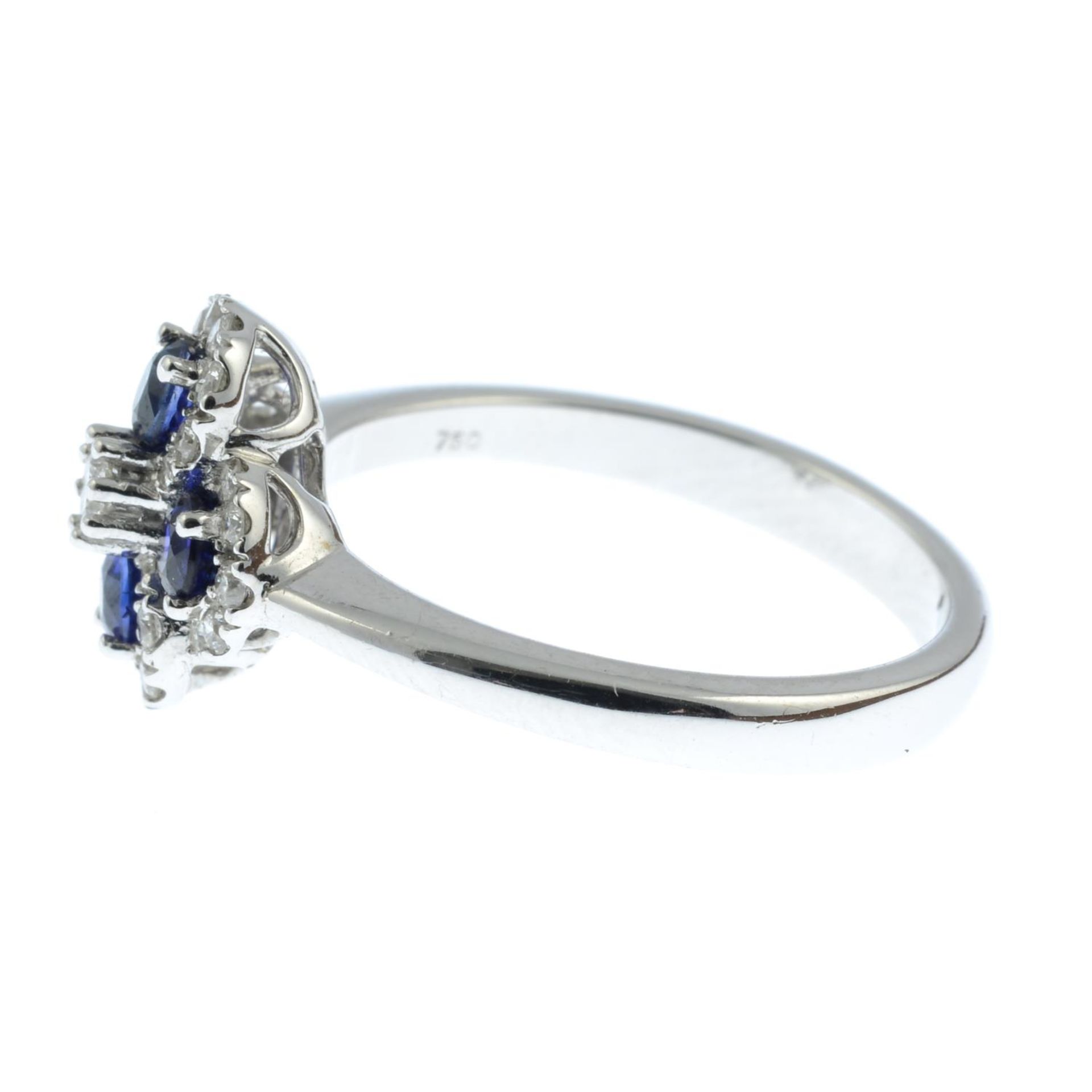 An 18ct gold sapphire and brilliant-cut diamond ring.Total sapphire weight 0.63ct.Total diamond - Bild 4 aus 6