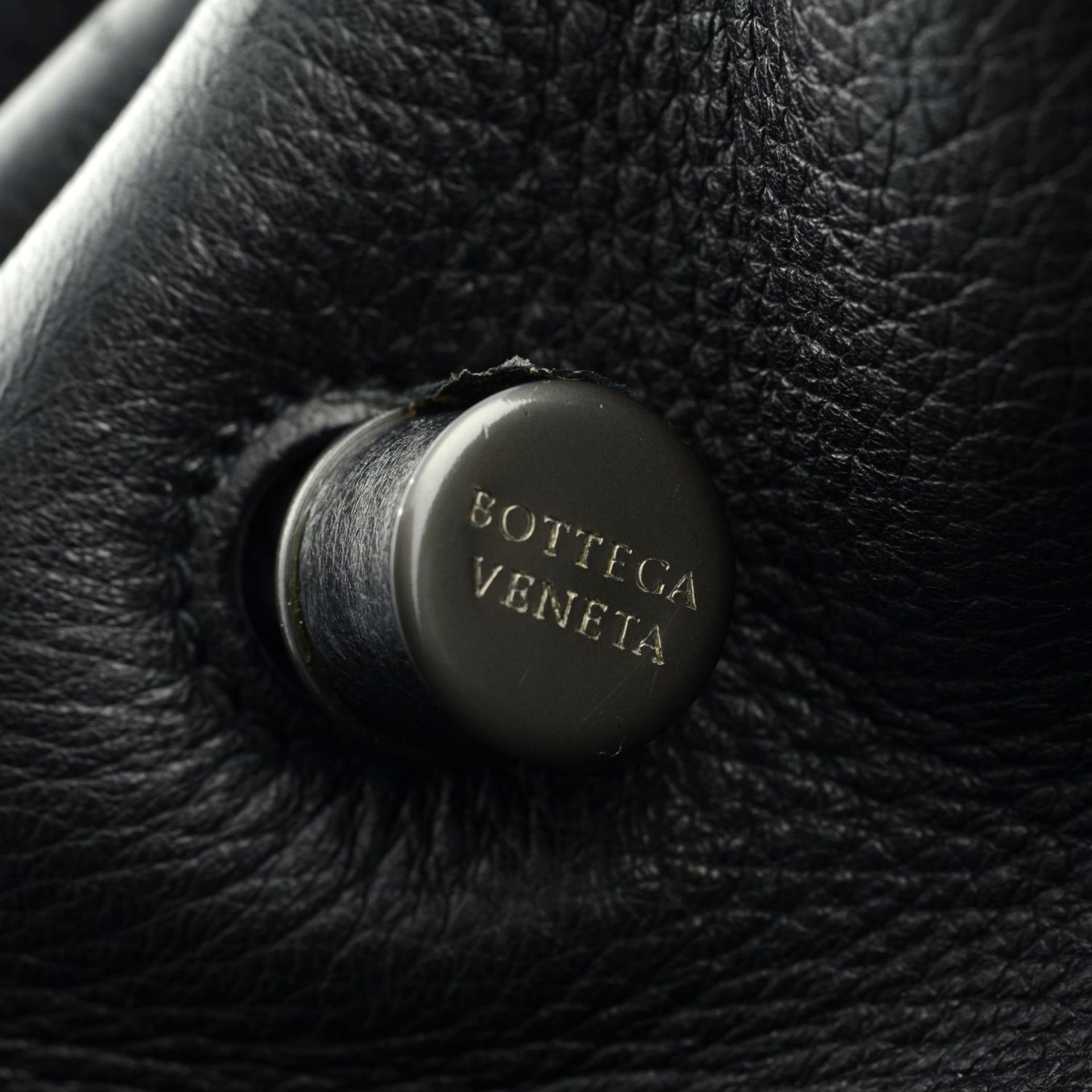 BOTTEGA VENETA - a black leather handbag. - Image 5 of 5