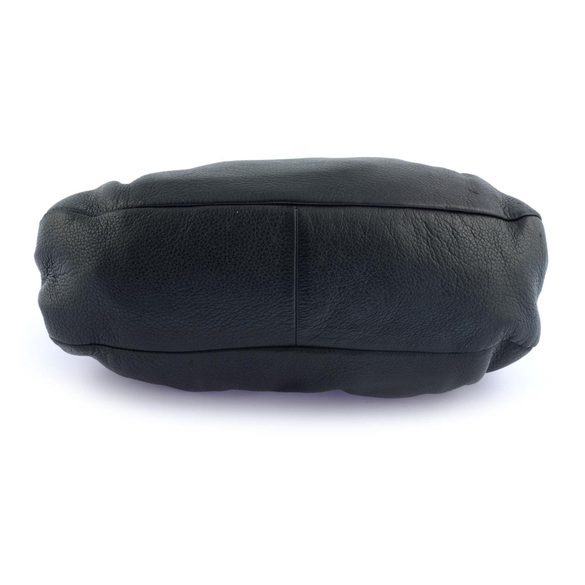 BOTTEGA VENETA - a black leather handbag. - Image 4 of 5