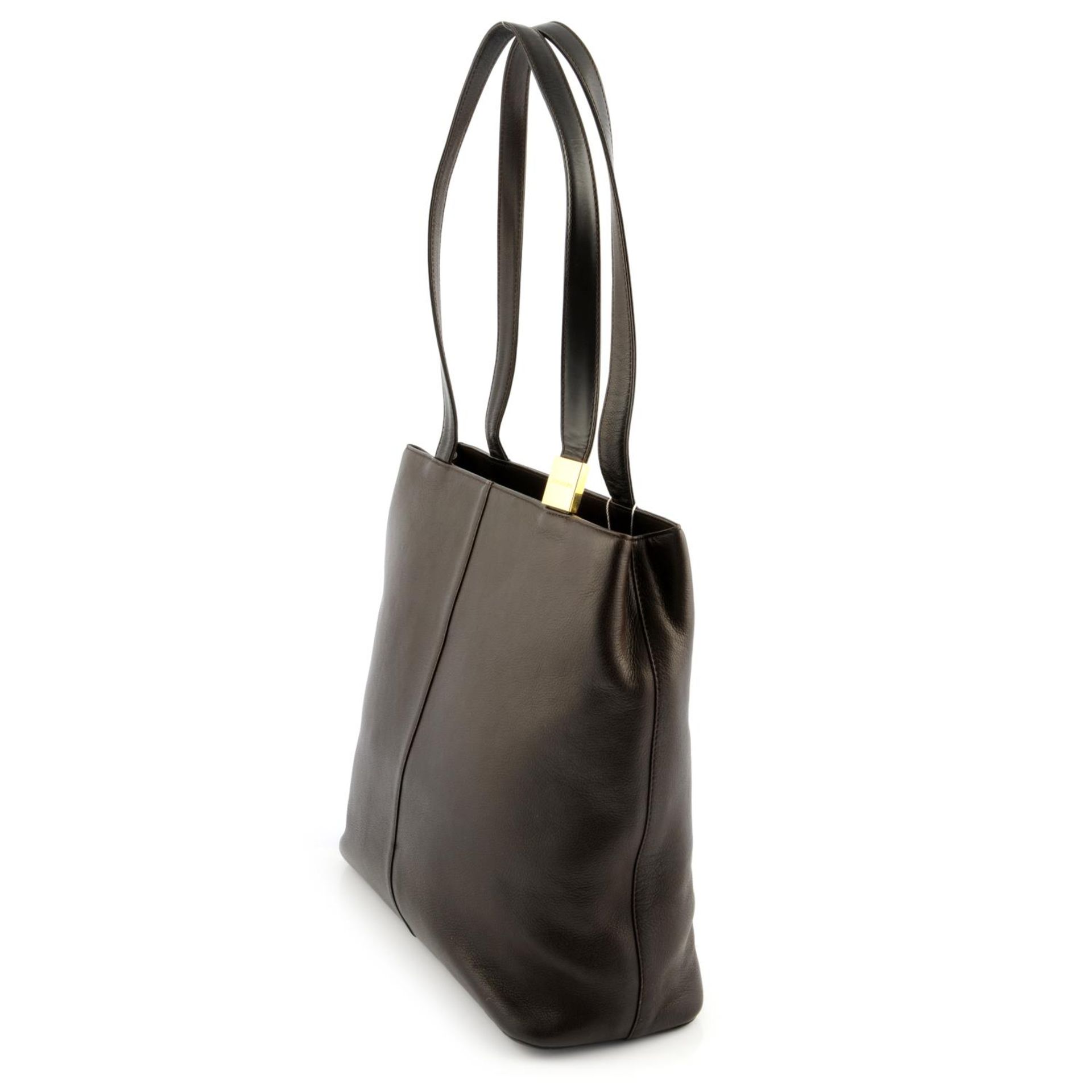 BURBERRY - a brown leather handbag. - Bild 3 aus 4