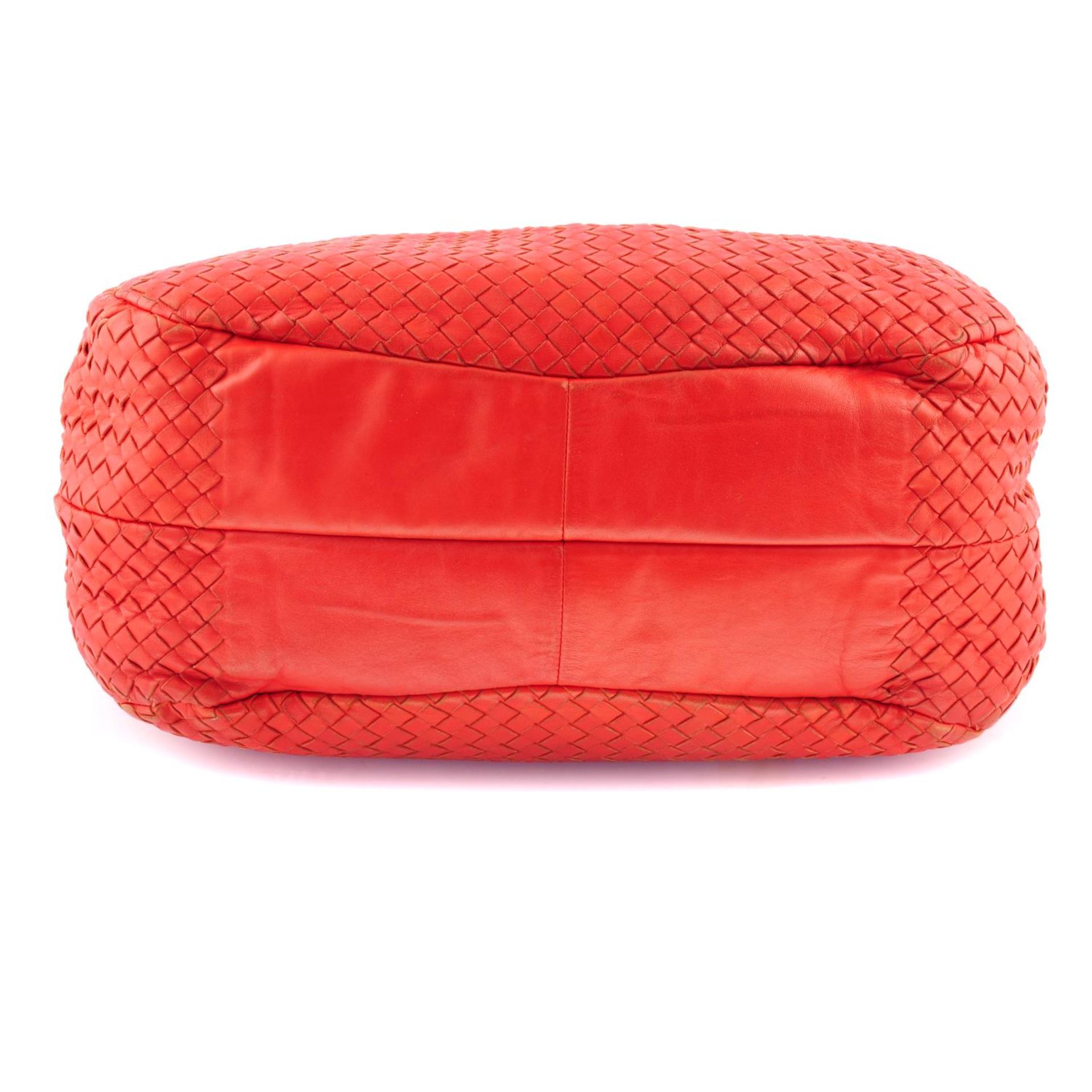 BOTTEGA VENETA - a red Nappa Intrecciato Campana hobo handbag. - Bild 4 aus 5