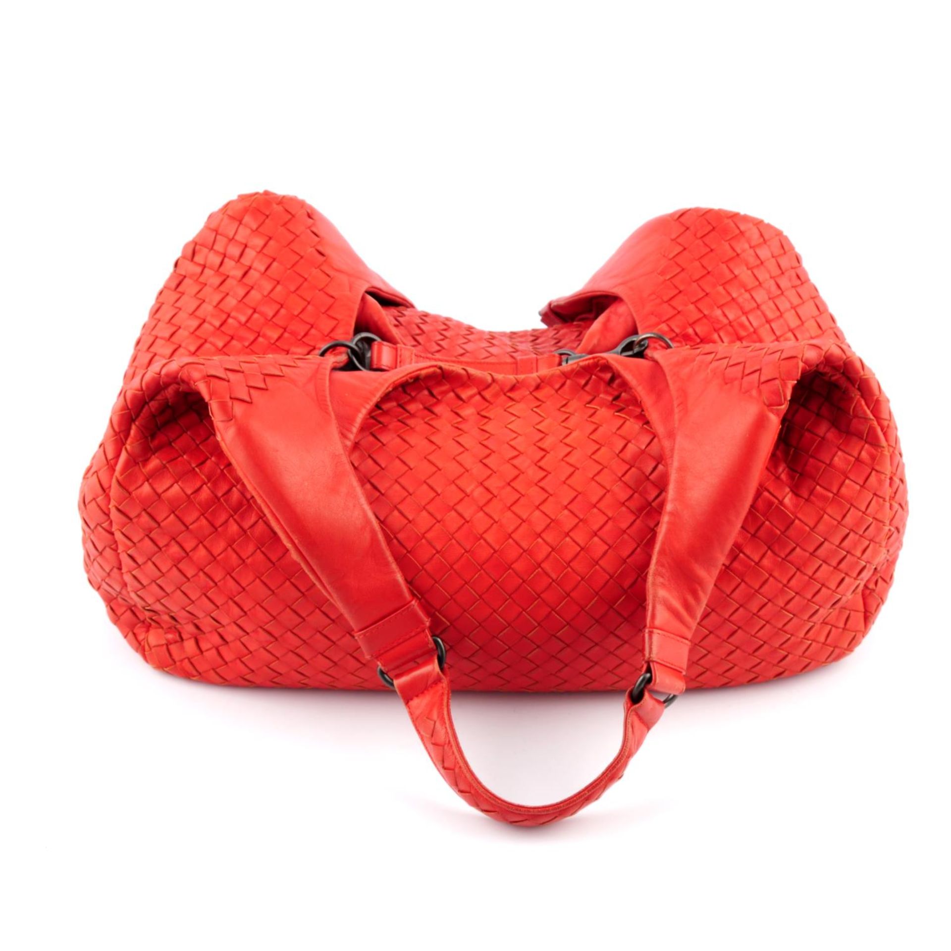 BOTTEGA VENETA - a red Nappa Intrecciato Campana hobo handbag. - Bild 2 aus 5