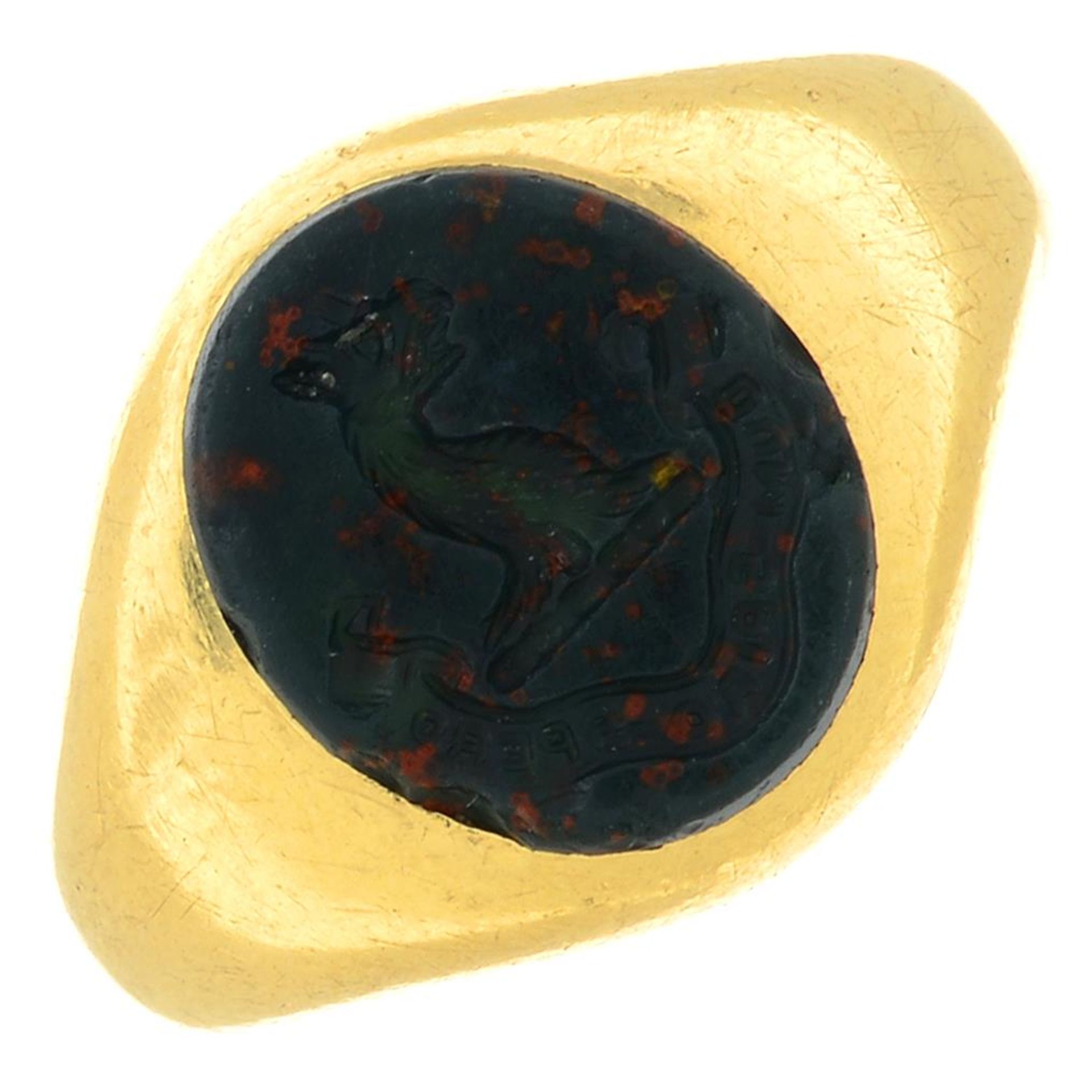 An Edwardian 18ct gold bloodstone signet ring.Hallmarks for London, 1907.Ring size M.