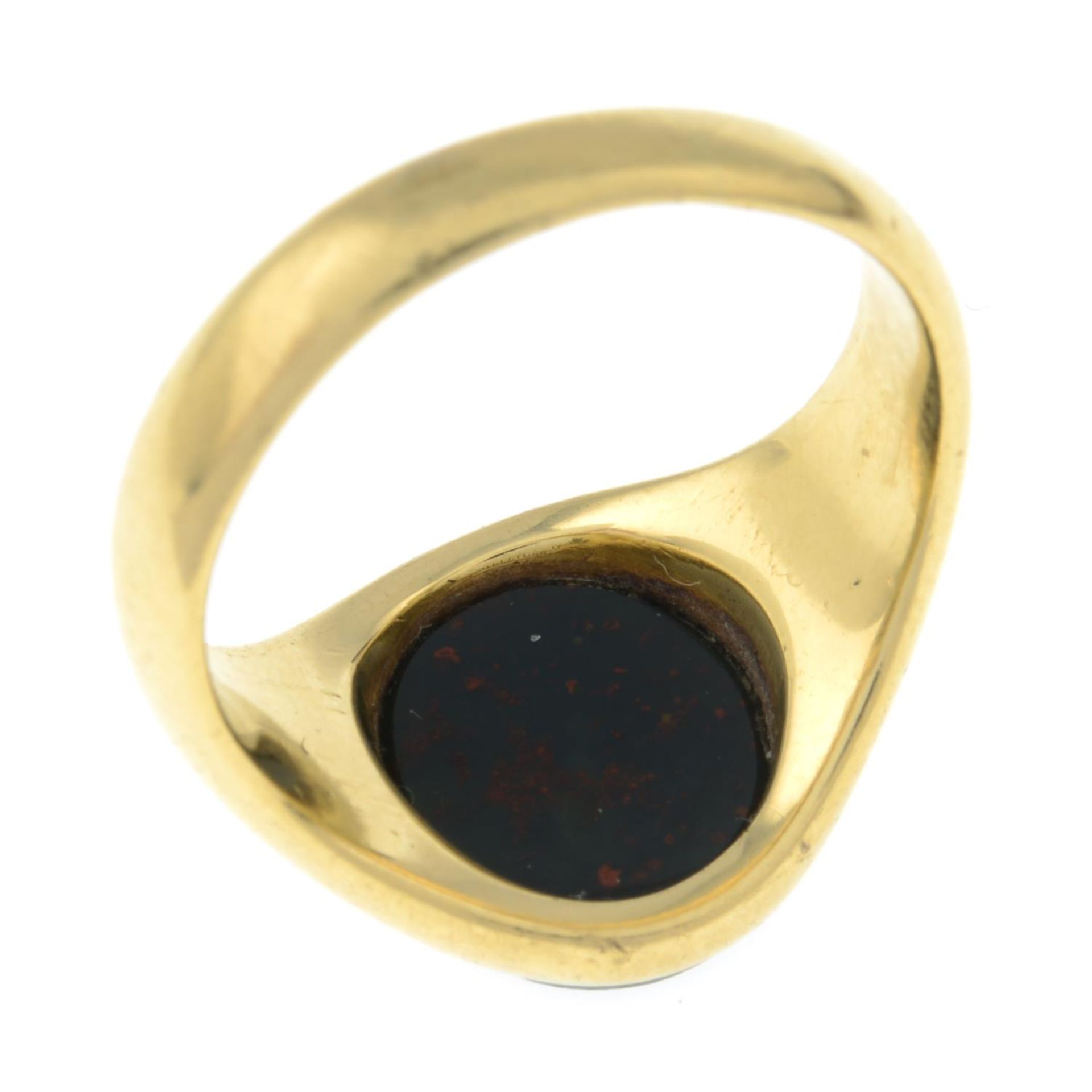 An Edwardian 18ct gold bloodstone signet ring.Hallmarks for London, 1907.Ring size M. - Image 3 of 3