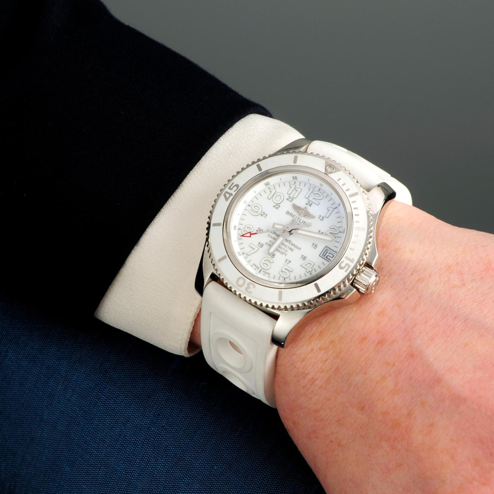 BREITLING - a SuperoceanII 36 wrist watch. - Image 3 of 5