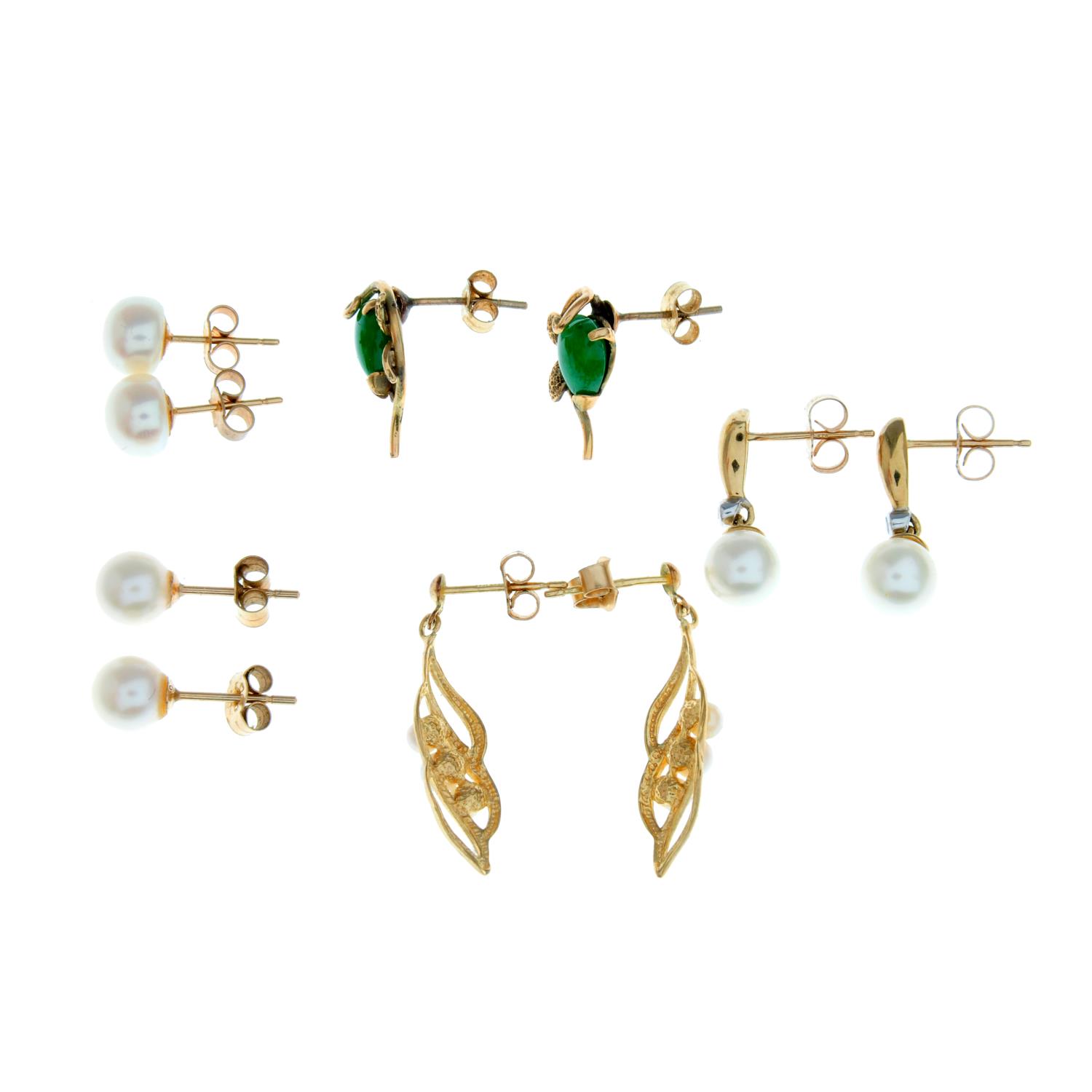 Four pairs of cultured pearl earrings, together with a pair of jade stud earrings. - Image 3 of 3