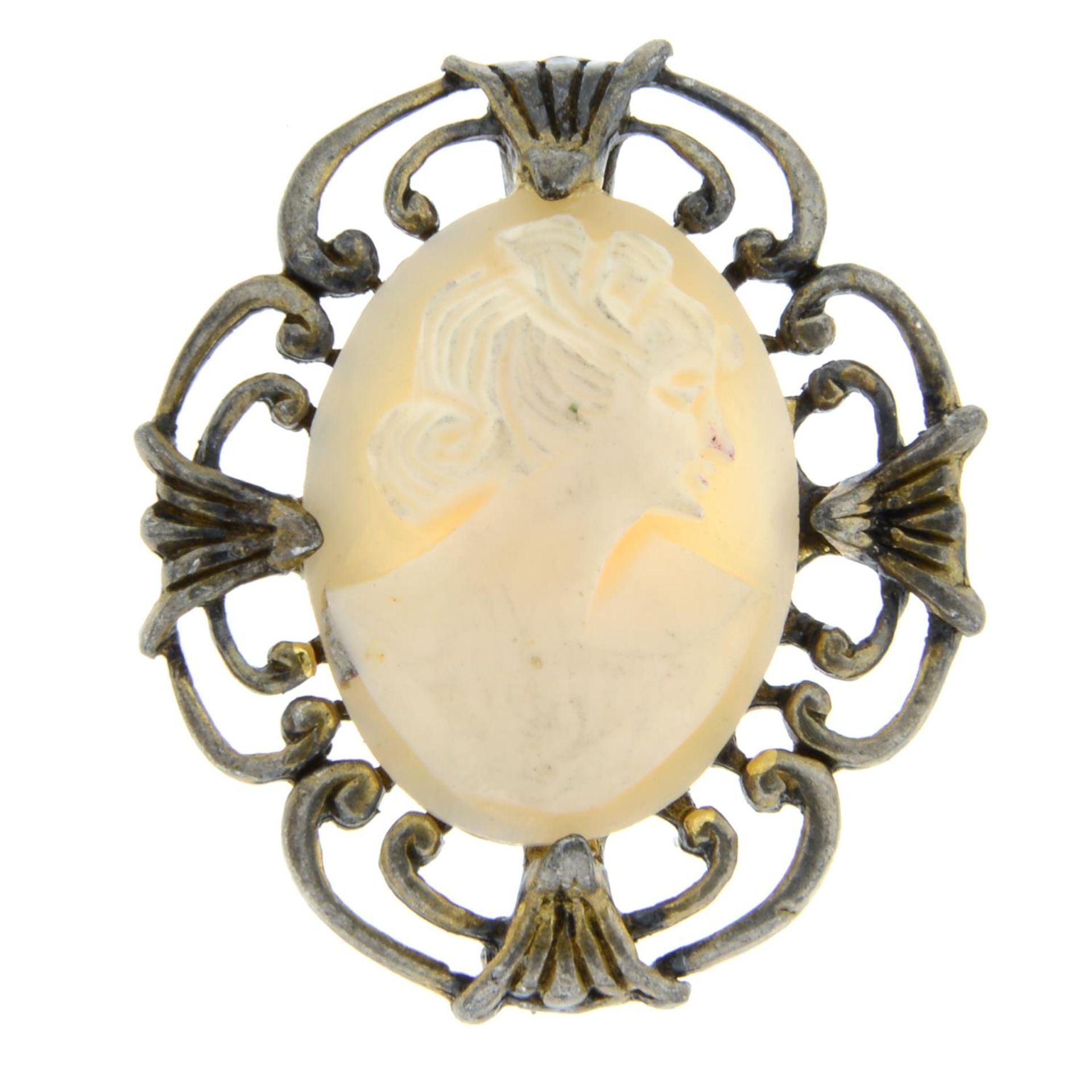 A selection of brooches, to include a cameo brooch.