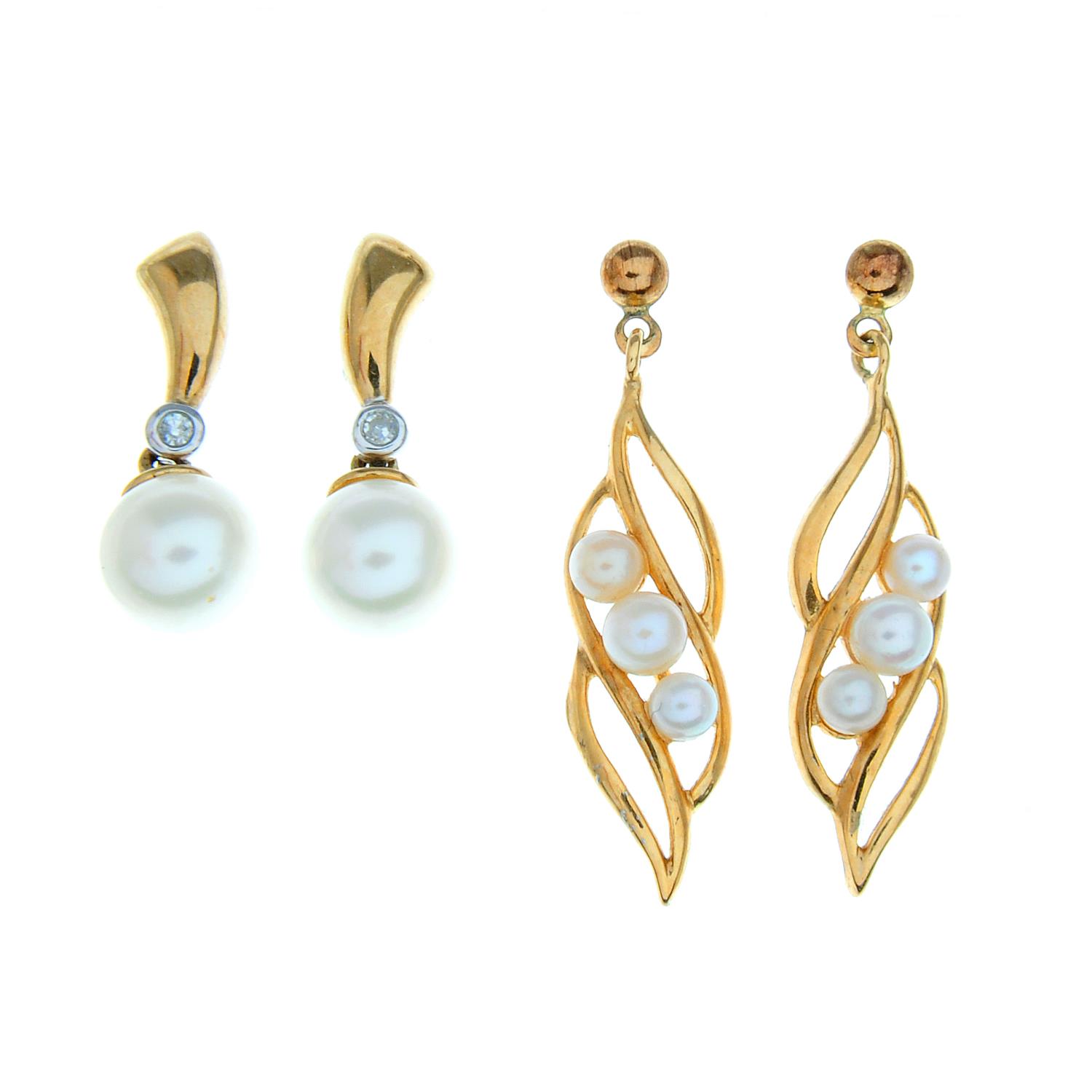 Four pairs of cultured pearl earrings, together with a pair of jade stud earrings. - Image 2 of 3