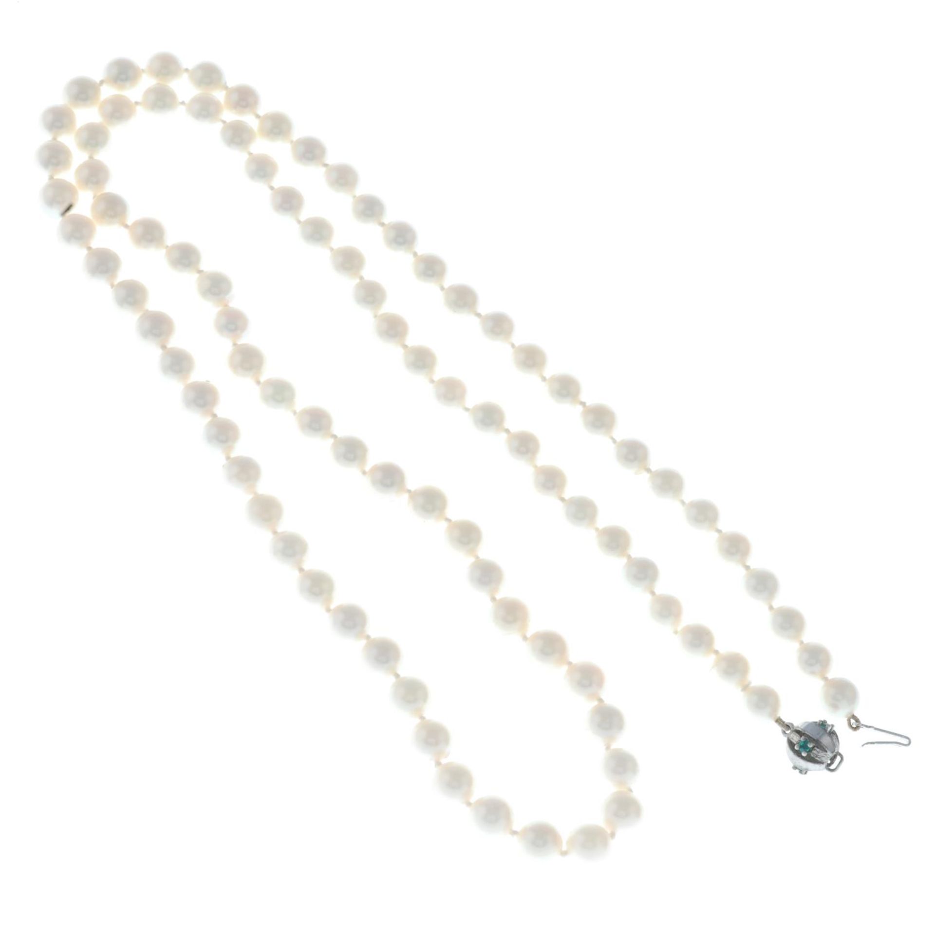A cultured pearl necklace, with emerald-set clasp.Clasp stamped 925.Length 70.5cms. - Image 2 of 2