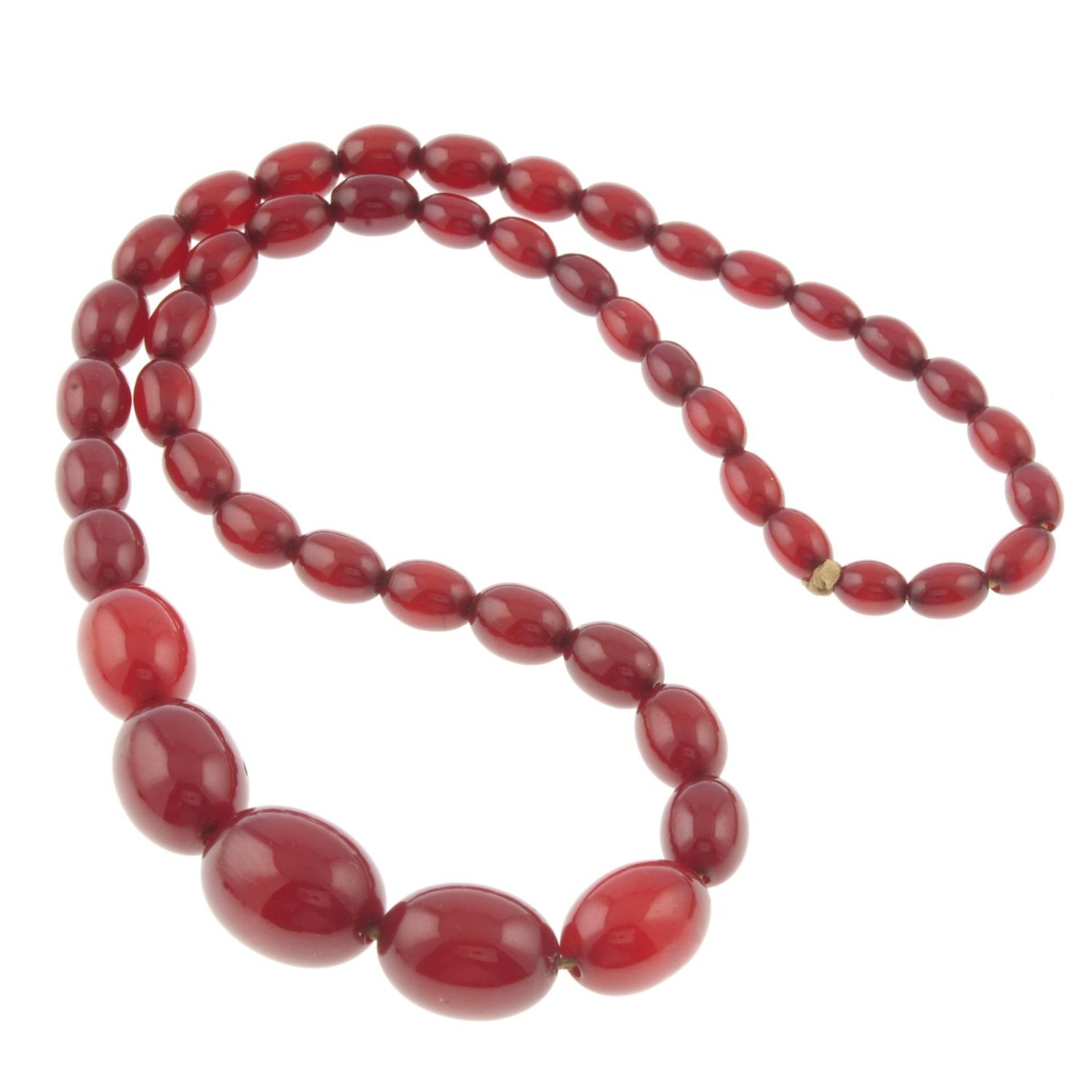 A red bakelite graduated bead necklace. - Image 2 of 2